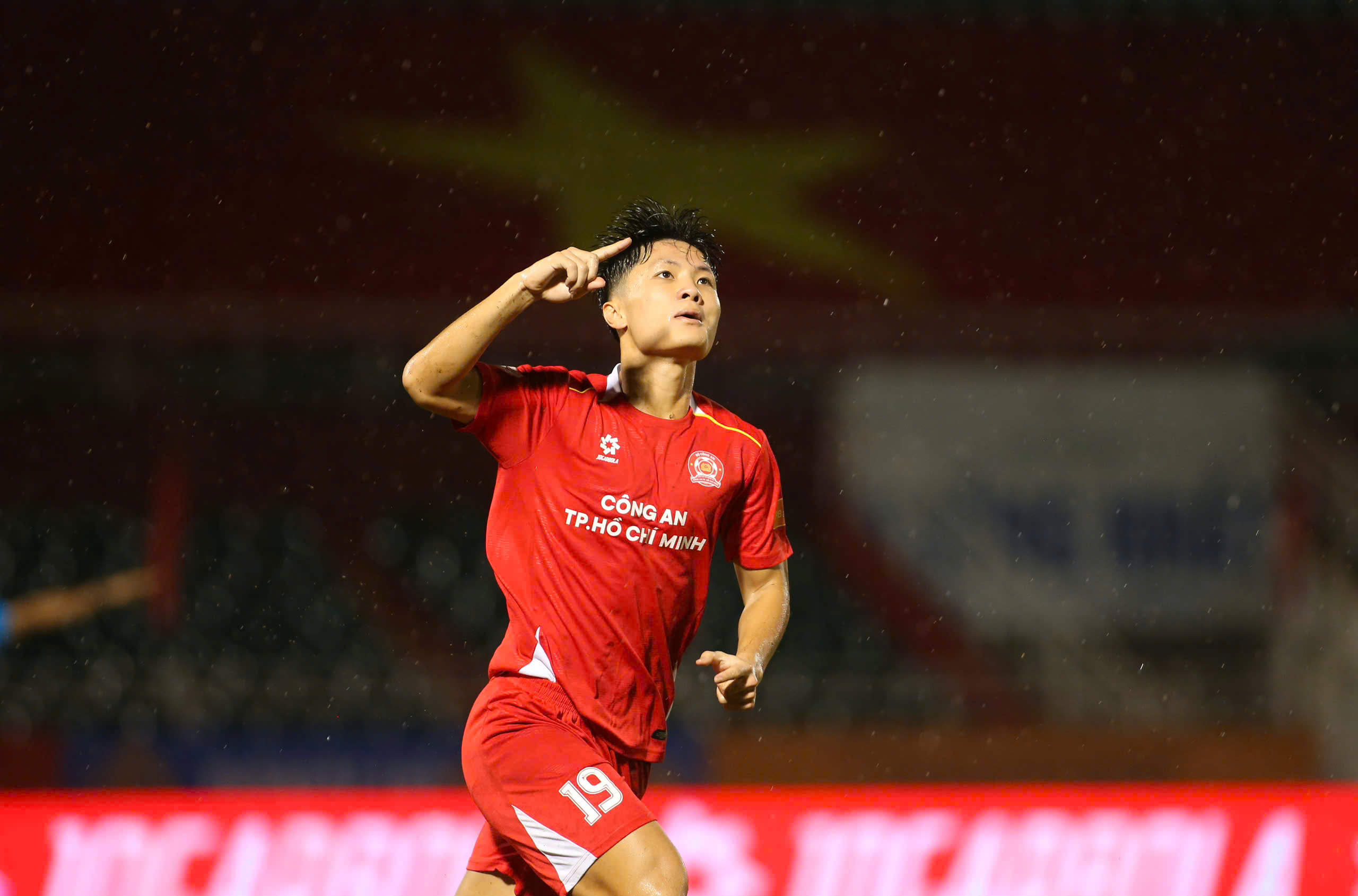 Chờ sao U.23 Việt Nam tỏa sáng, đội CA TP.HCM quyết đua vào tốp 3- Ảnh 1.