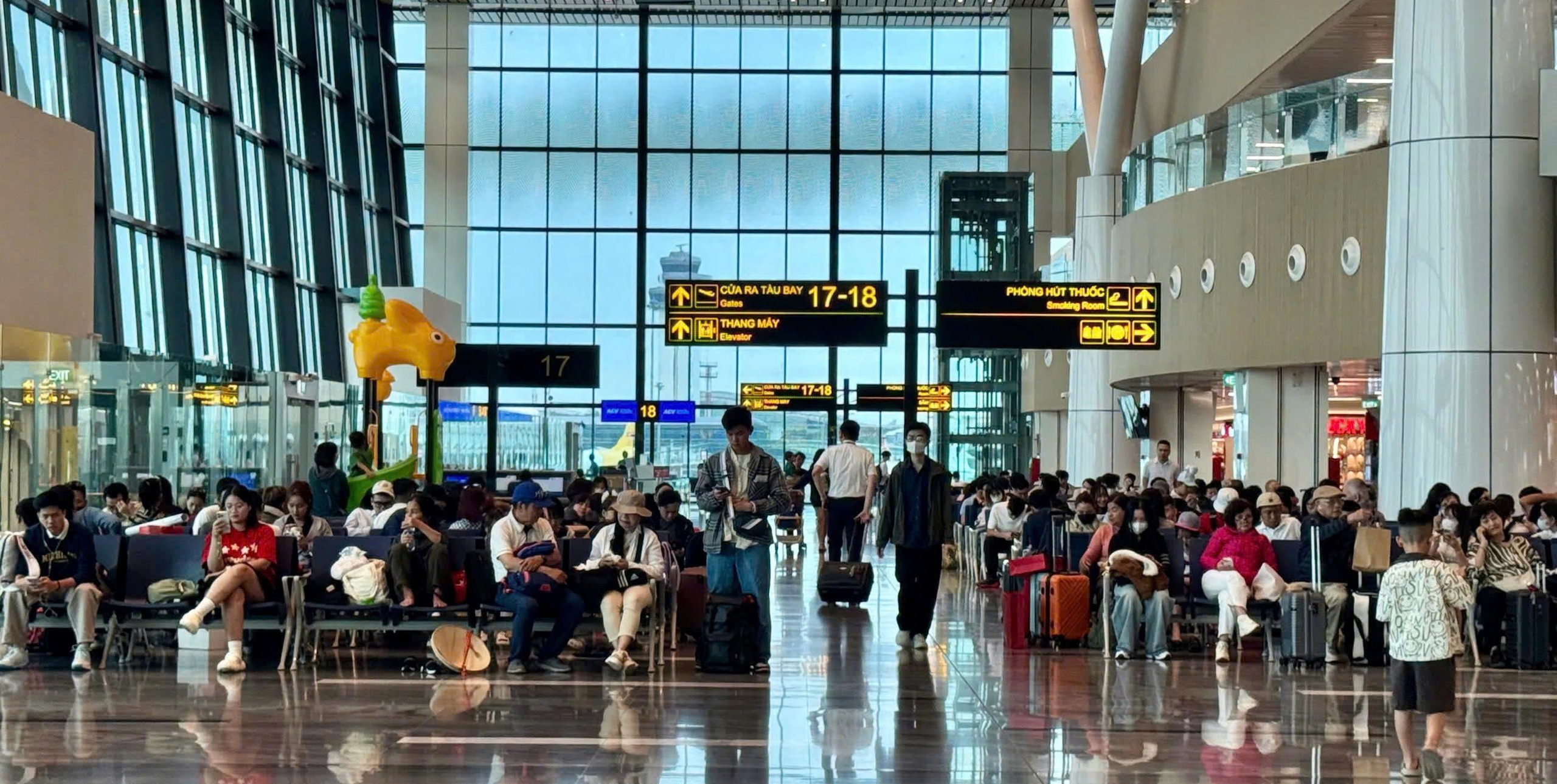 Tân Sơn Nhất đón khách đông kỷ lục Tết 2026, ngày nào cao điểm nhất?- Ảnh 1.