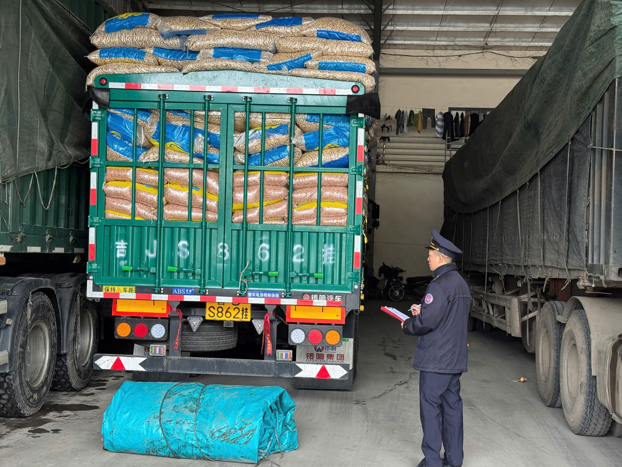 Lo ùn tắc thông quan tái diễn sau 15.4, kiến nghị giảm tiền kiểm- Ảnh 2.