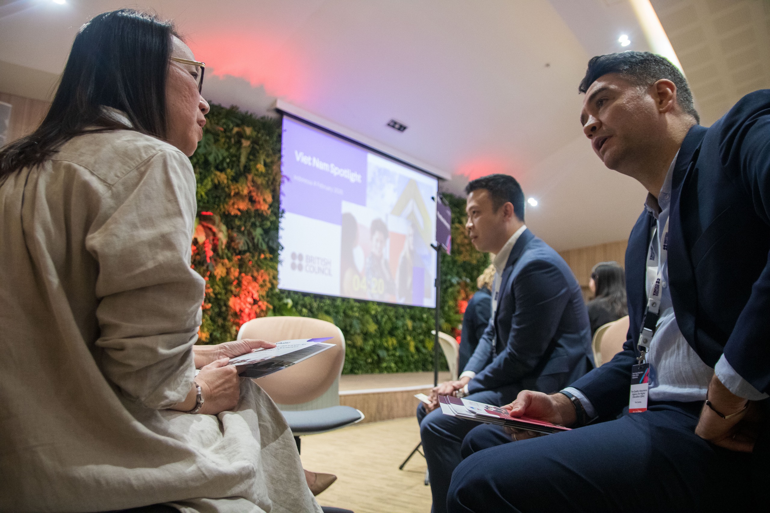 Đại học Việt ra 'biển lớn' chào mời hợp tác, trường nước ngoài ấn tượng gì? - Ảnh 1.