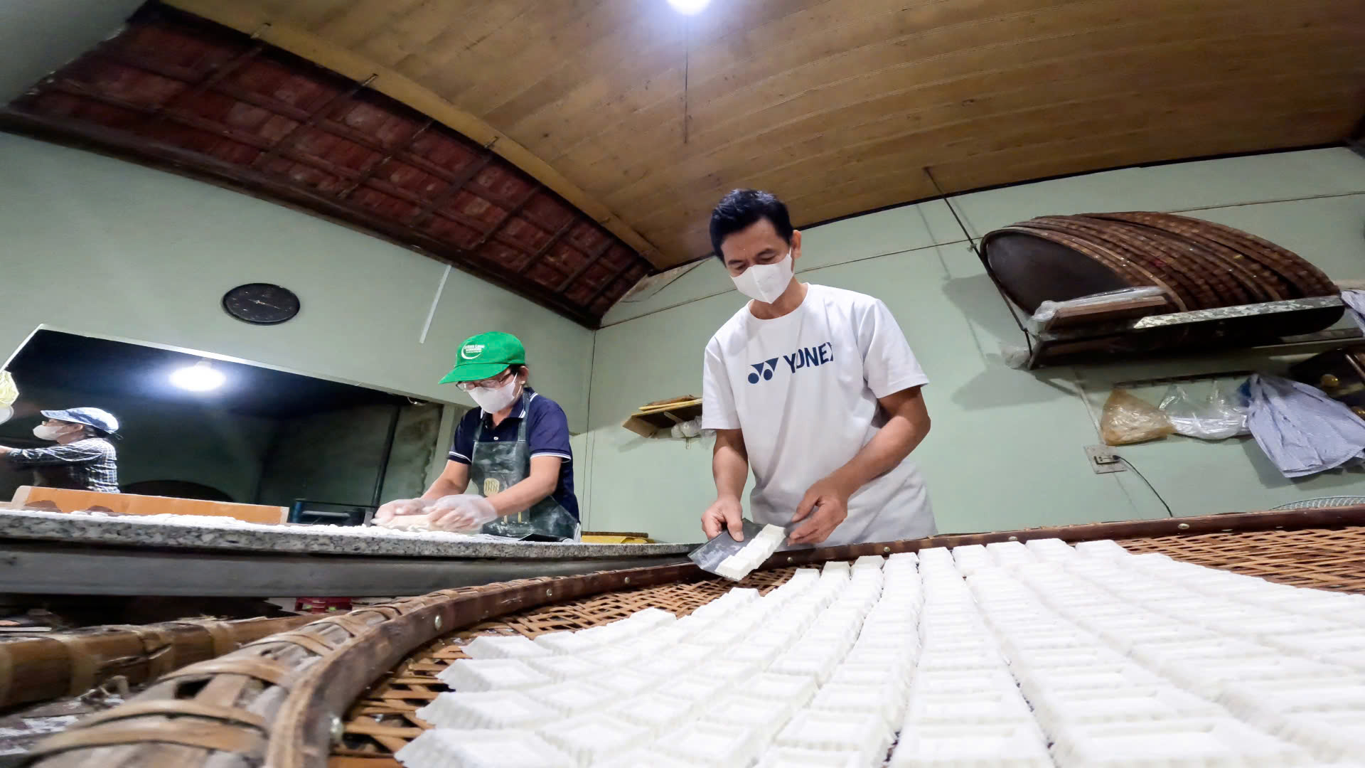 C&ograve;n m&atilde;i hương vị b&aacute;nh in, tiếng khung dệt nơi phố cổ Thu X&agrave; - Ảnh 2.