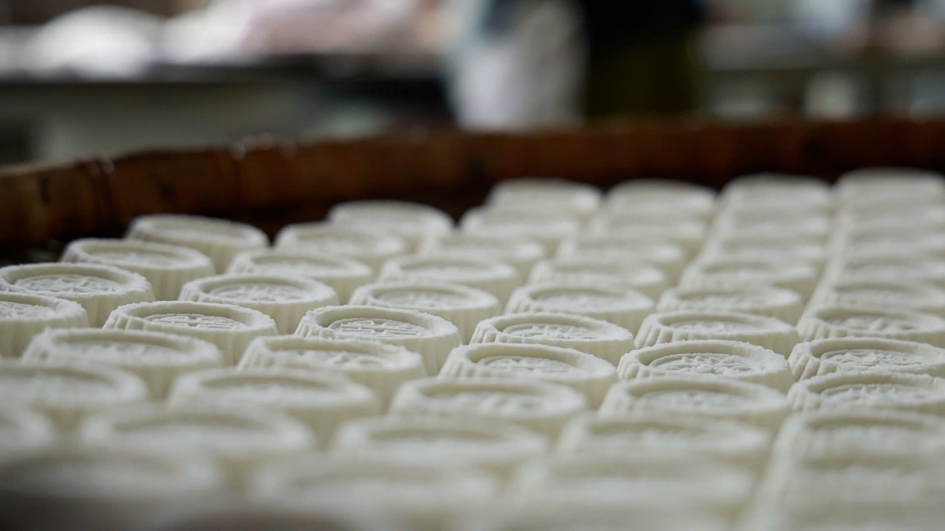 C&ograve;n m&atilde;i hương vị b&aacute;nh in, tiếng khung dệt nơi phố cổ Thu X&agrave; - Ảnh 3.