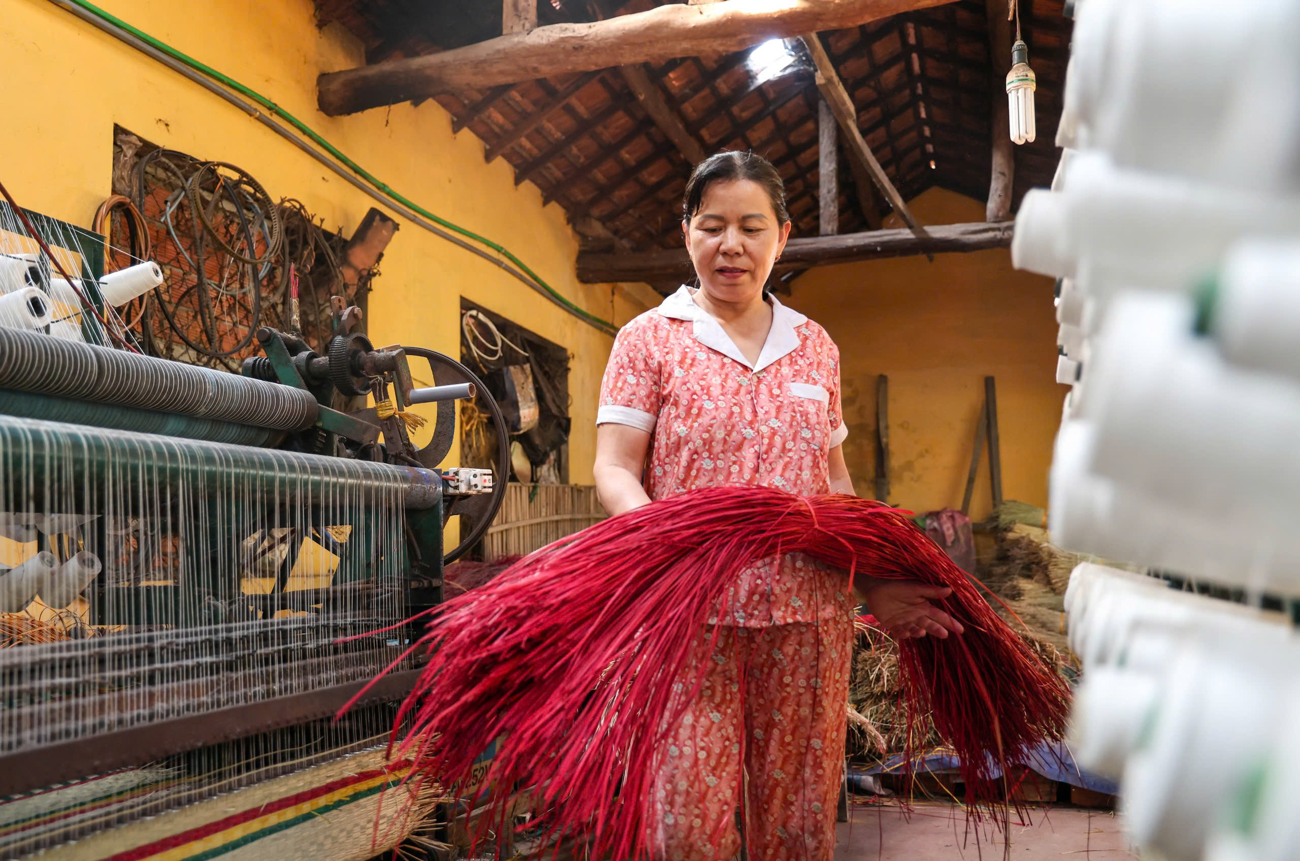 C&ograve;n m&atilde;i hương vị b&aacute;nh in, tiếng khung dệt nơi phố cổ Thu X&agrave; - Ảnh 6.