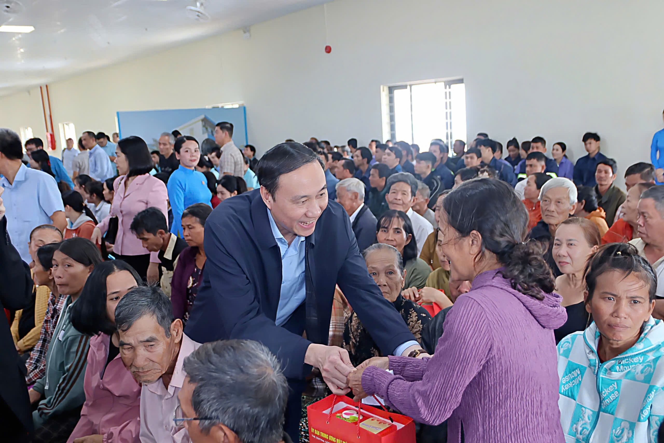 Phó chủ tịch Quốc hội trao quà Tết cho người lao động khó khăn tại Khánh Hòa - Ảnh 3.