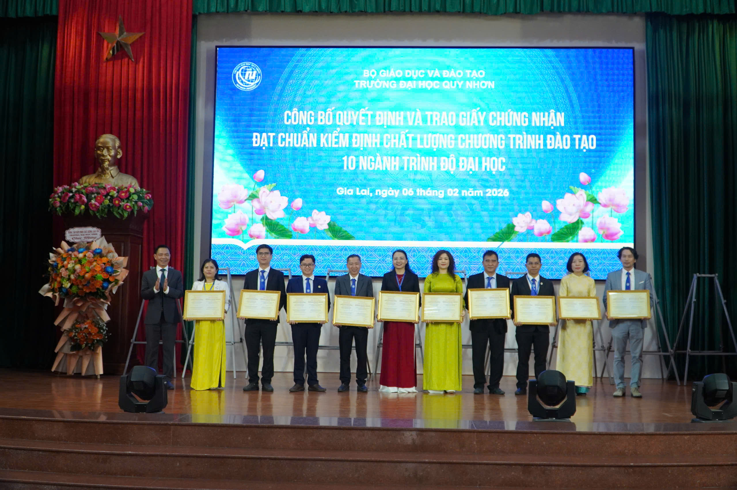 Trường ĐH Quy Nhơn thêm 10 chương trình đạt chuẩn kiểm định chất lượng - Ảnh 1.