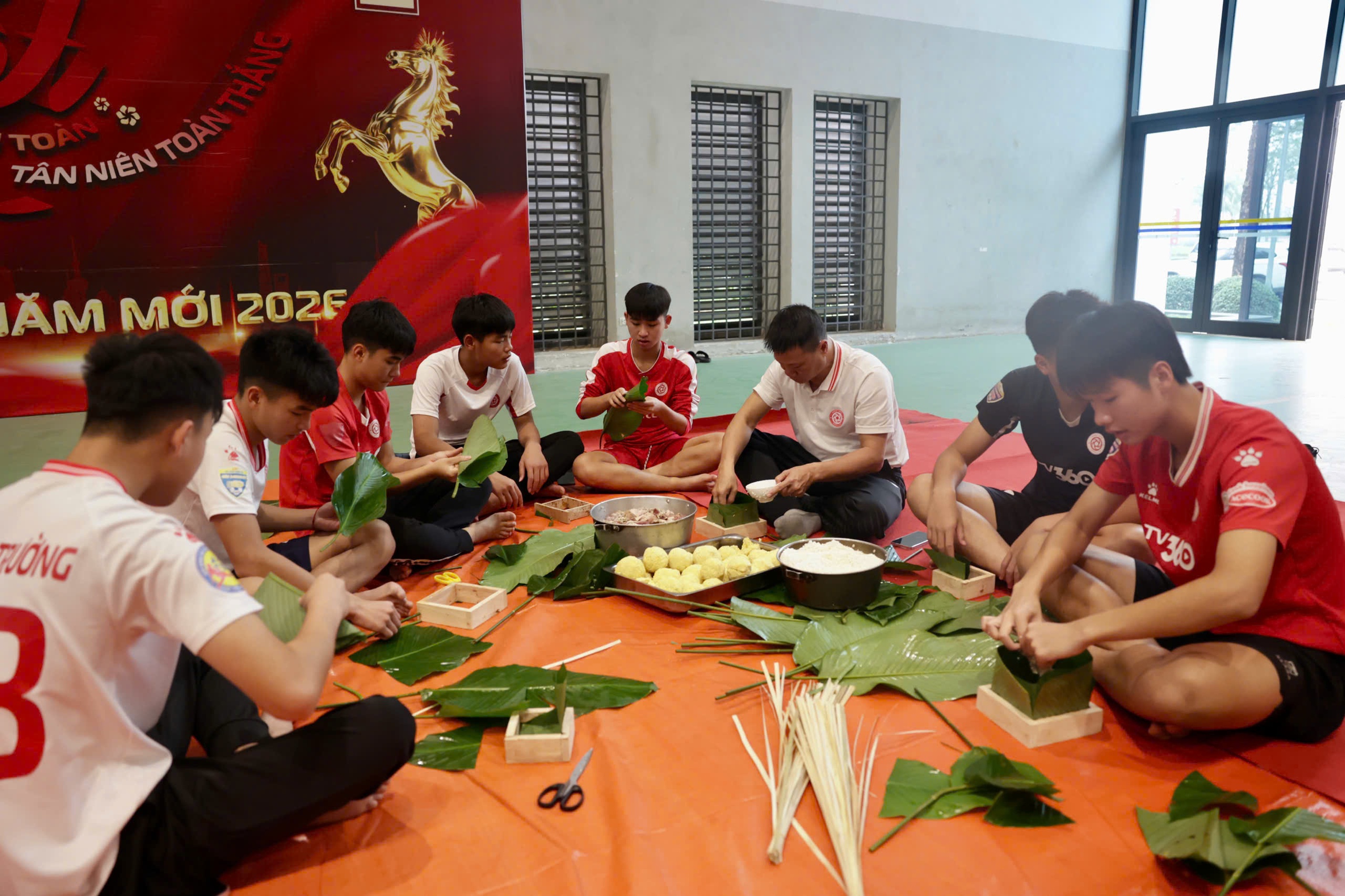 Đội trưởng U.23 Việt Nam cùng Thể Công Viettel 'giữ lửa Tết' bằng hoạt động đặc biệt- Ảnh 1.