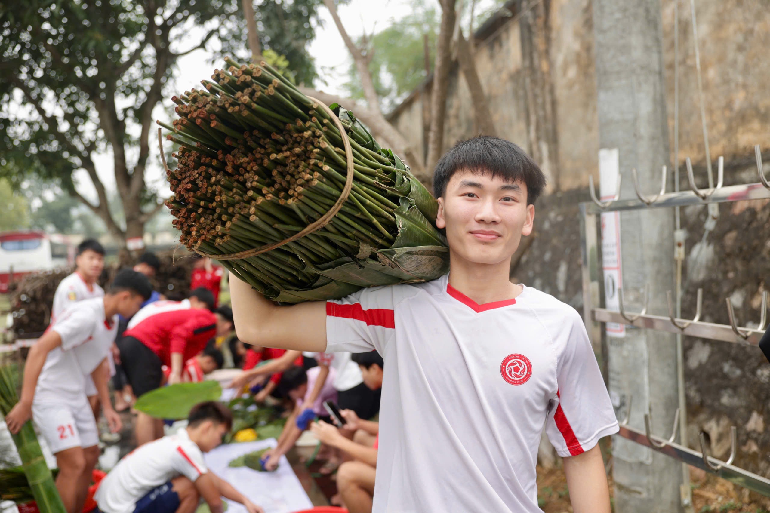 Đội trưởng U.23 Việt Nam cùng Thể Công Viettel 'giữ lửa Tết' bằng hoạt động đặc biệt- Ảnh 3.