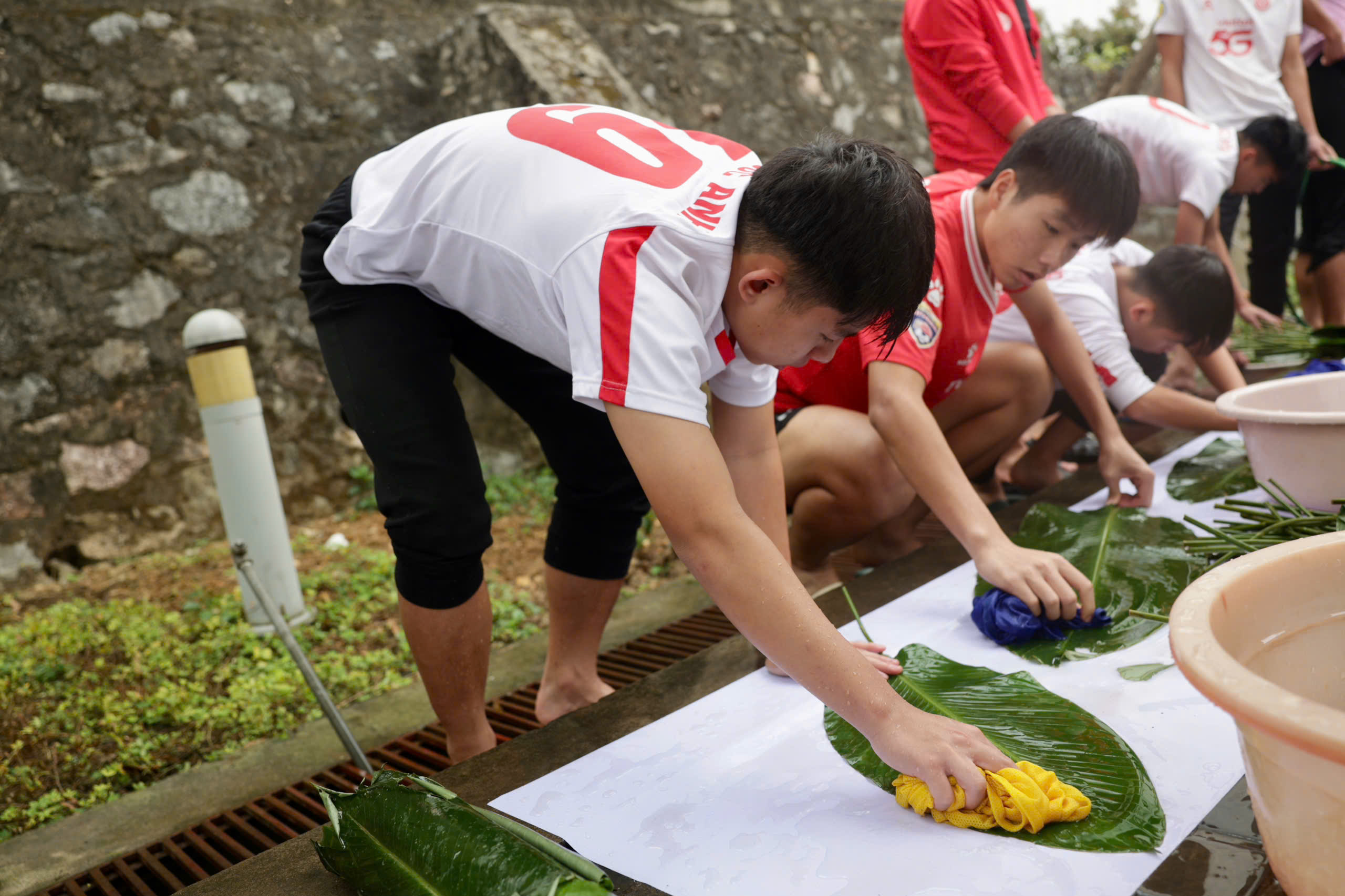 Đội trưởng U.23 Việt Nam cùng Thể Công Viettel 'giữ lửa Tết' bằng hoạt động đặc biệt- Ảnh 4.