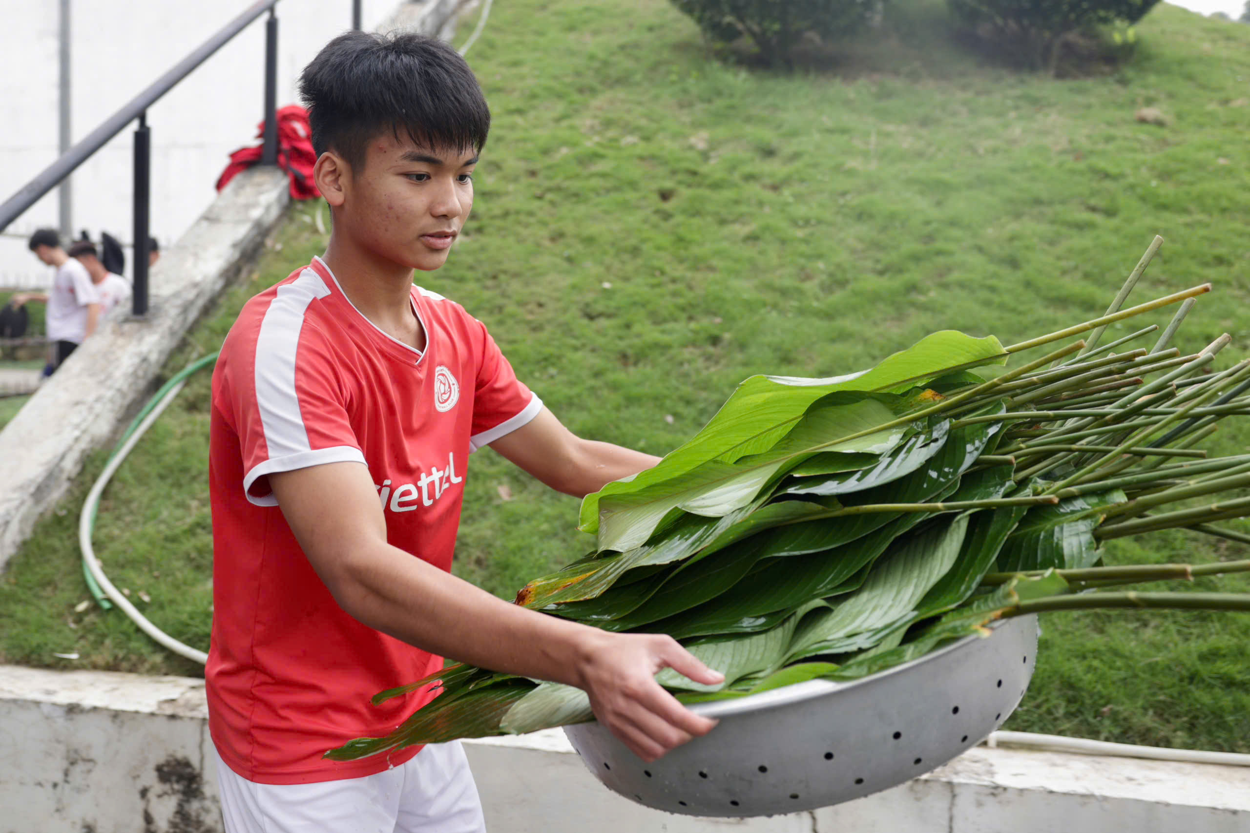 Đội trưởng U.23 Việt Nam cùng Thể Công Viettel 'giữ lửa Tết' bằng hoạt động đặc biệt- Ảnh 7.