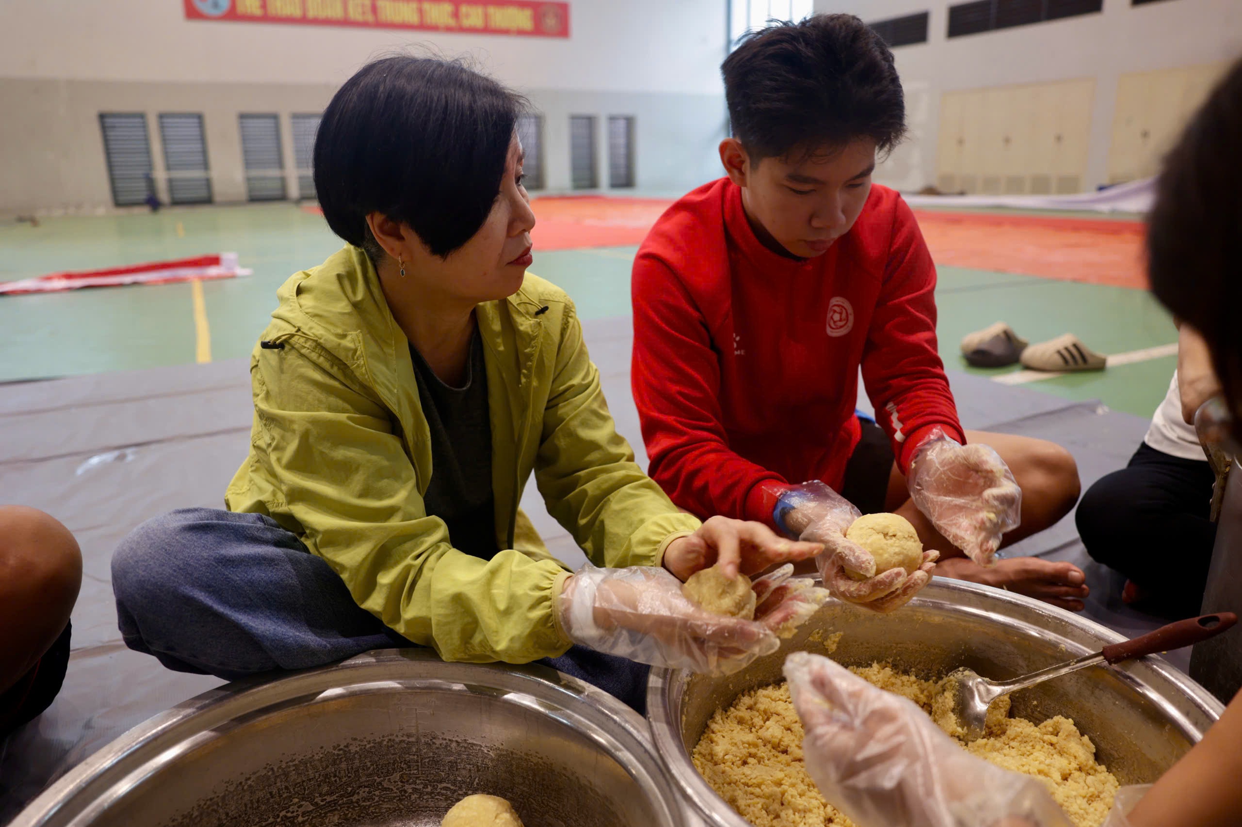 Đội trưởng U.23 Việt Nam cùng Thể Công Viettel 'giữ lửa Tết' bằng hoạt động đặc biệt- Ảnh 5.