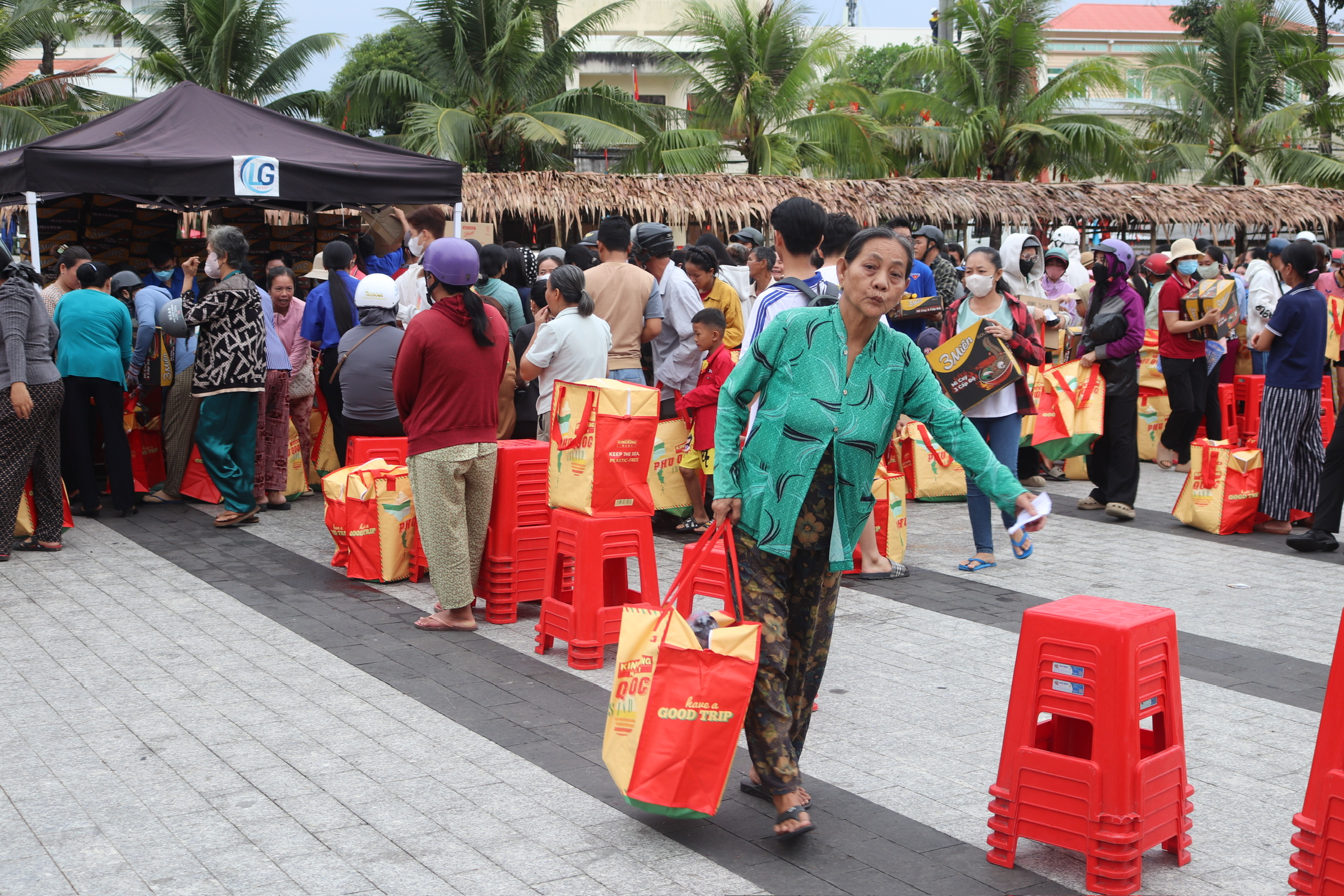Ấm áp tình người trong phiên chợ tết 0 đồng ở Phú Quốc- Ảnh 2.