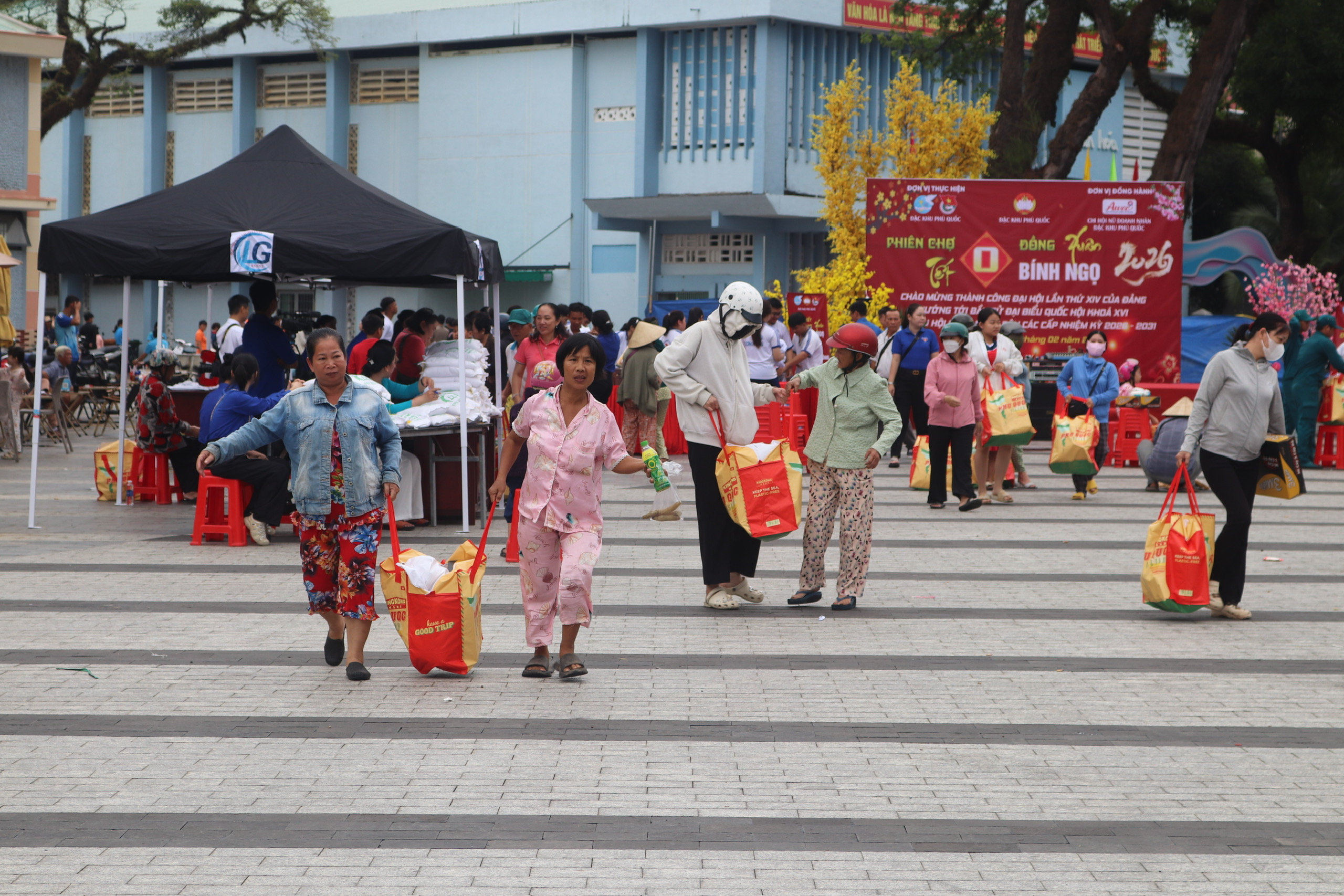 Ấm áp tình người trong phiên chợ tết 0 đồng ở Phú Quốc- Ảnh 1.