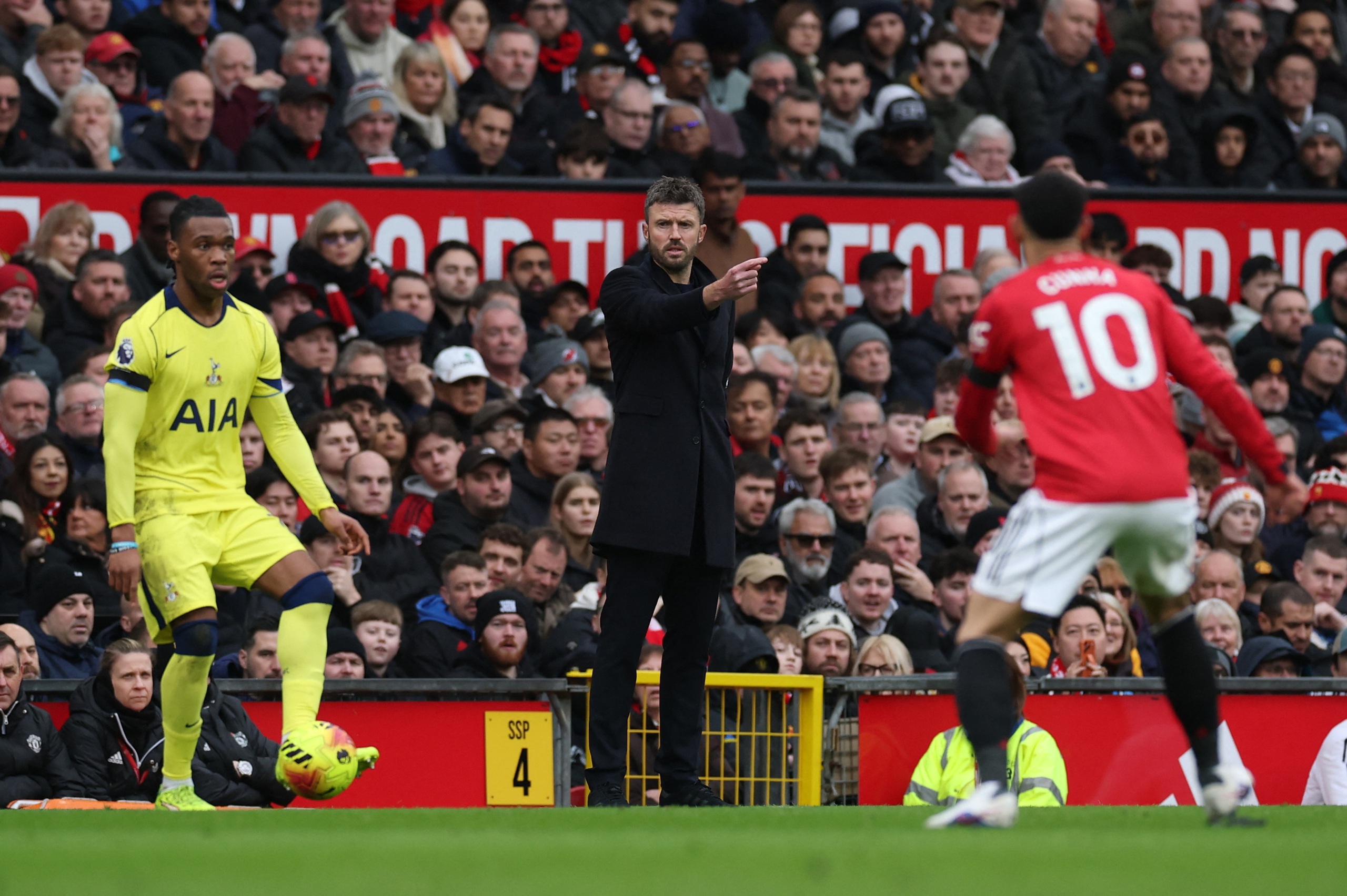 M.U lại thăng hoa, đánh bại Tottenham: HLV Michael Carrick khiến ông Thomas Frank 'lâm nguy'- Ảnh 3.