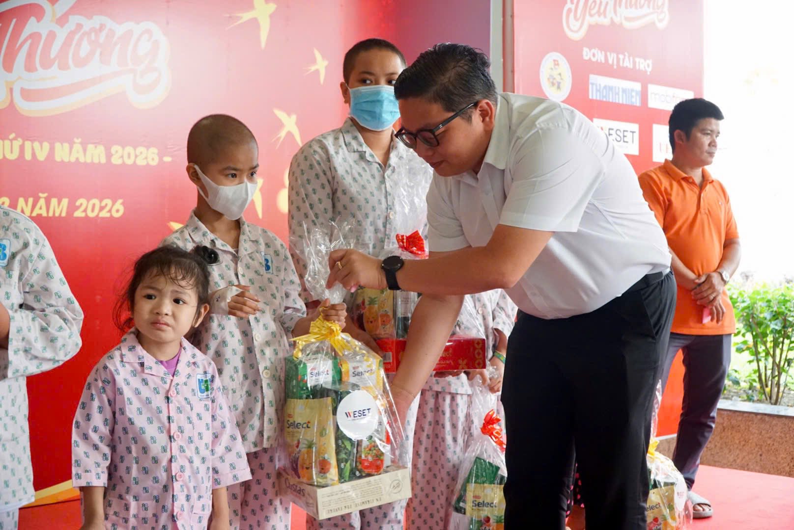 Qu&agrave; tết gi&uacute;p bệnh nhi trang trải viện ph&iacute;: Thật ấm l&ograve;ng biết bao! - Ảnh 4.