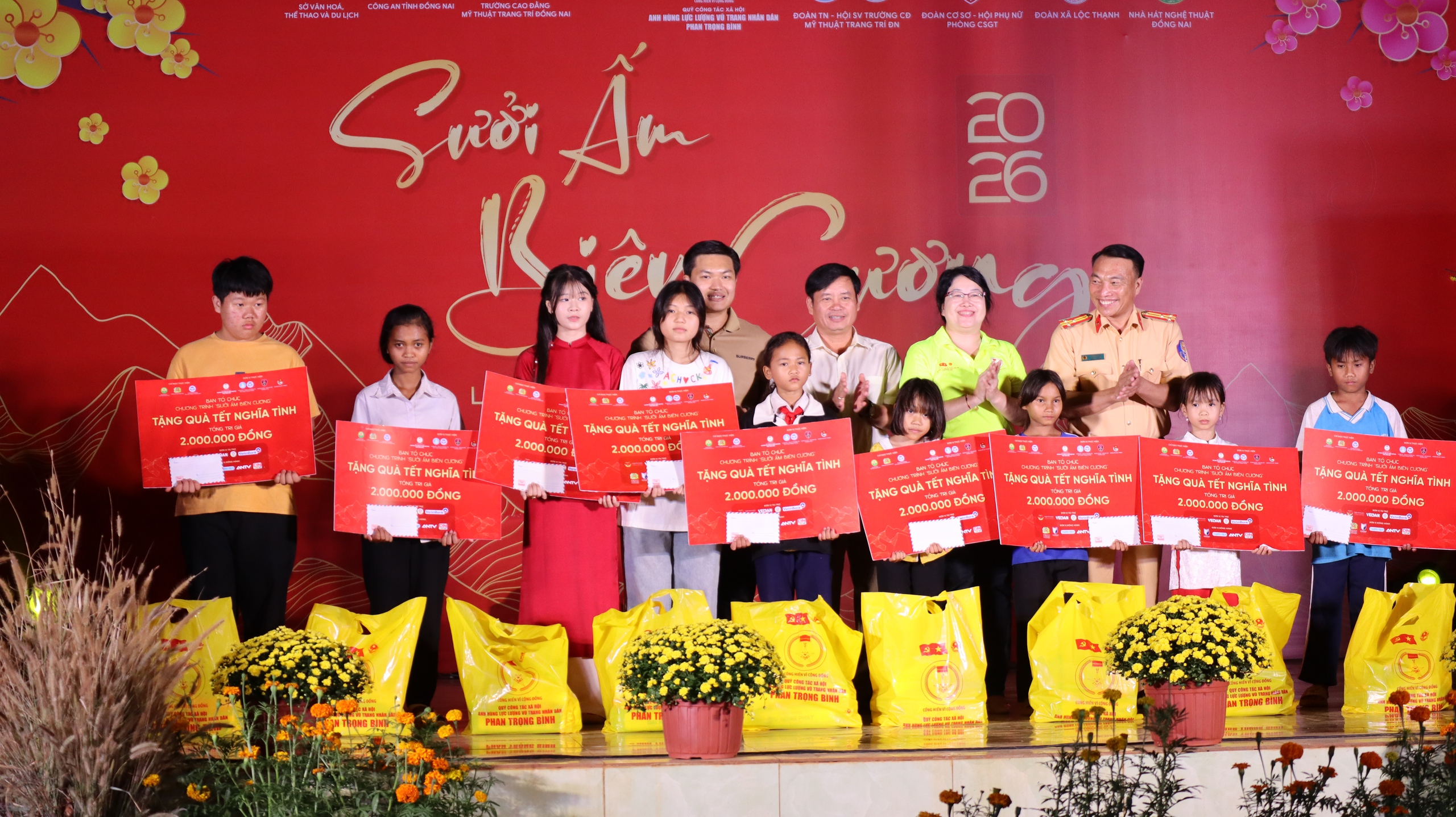 CSGT Đồng Nai 'sưởi ấm biên cương' tại xã Lộc Thạnh- Ảnh 8.