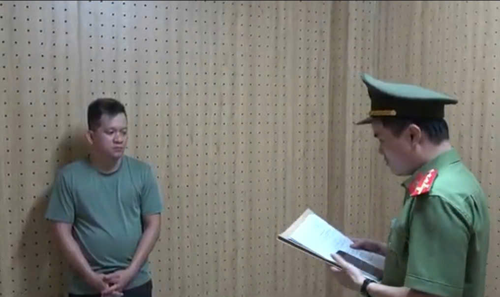 Công an TP.HCM triệt phá vụ bán súng suốt 10 năm cho nhiều khách - Ảnh 2.