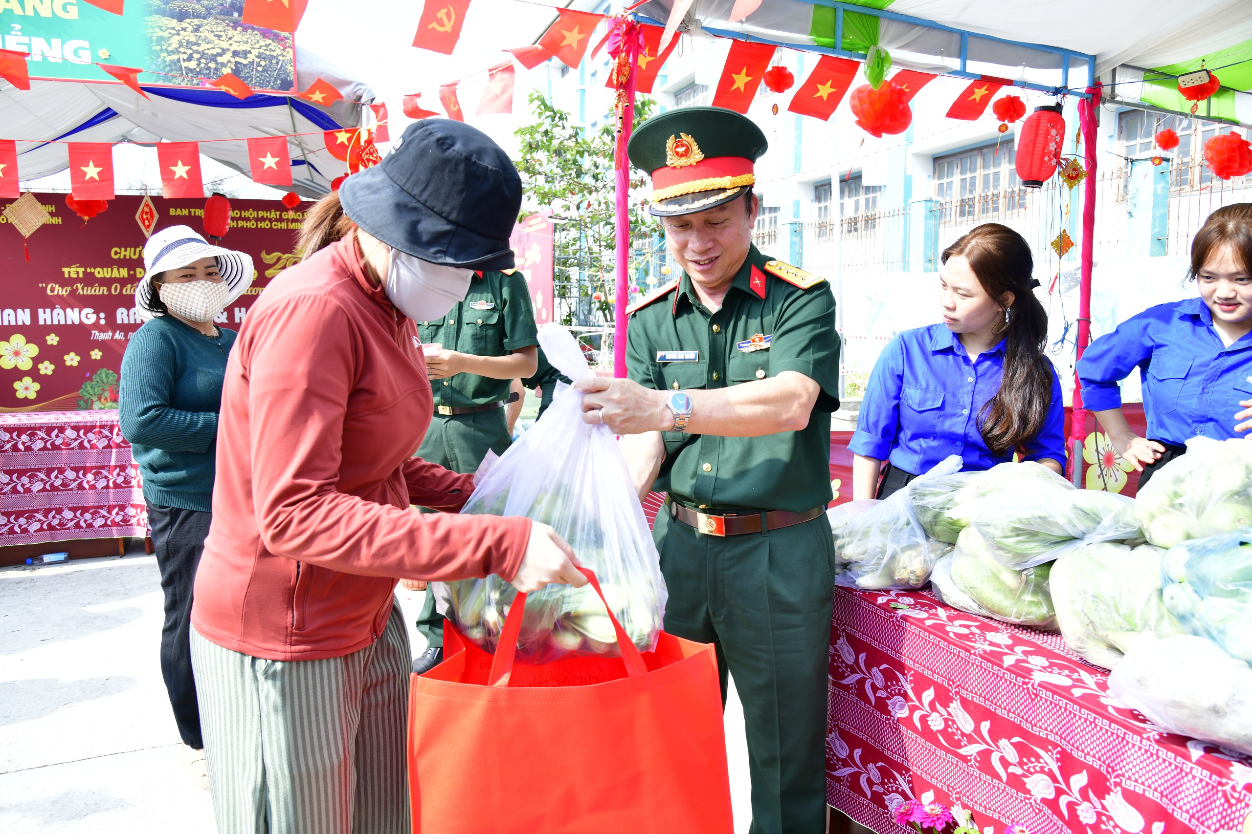 Bộ đội TP.HCM mang 'Tết quân dân' đến với bà con xã đảo Thạnh An- Ảnh 3.