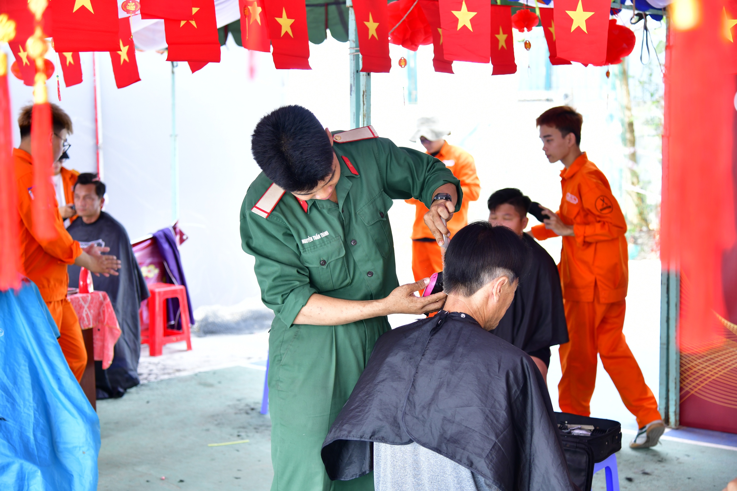 Bộ đội TP.HCM mang 'Tết quân dân' đến với bà con xã đảo Thạnh An- Ảnh 4.