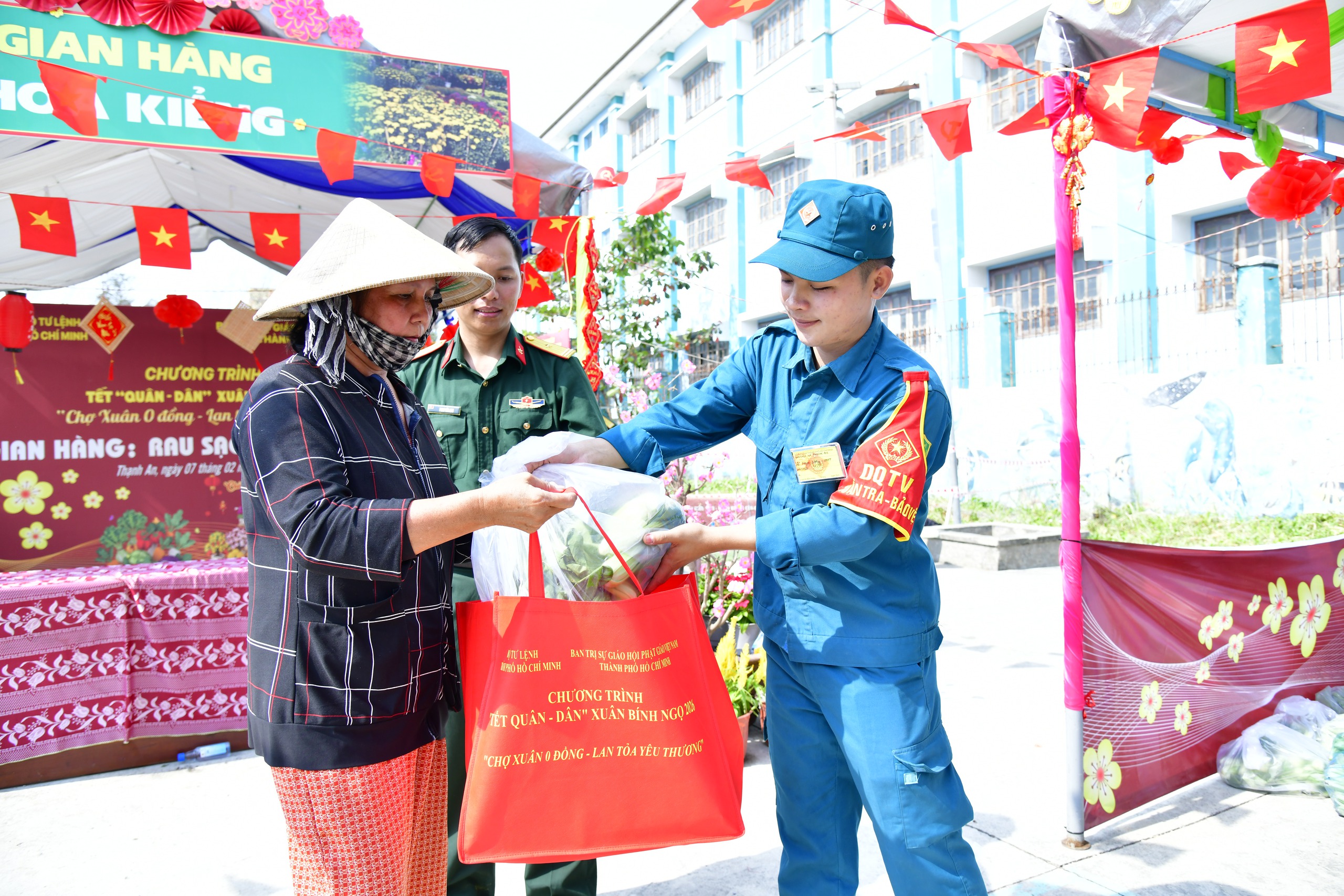 Bộ đội TP.HCM mang 'Tết quân dân' đến với bà con xã đảo Thạnh An- Ảnh 2.