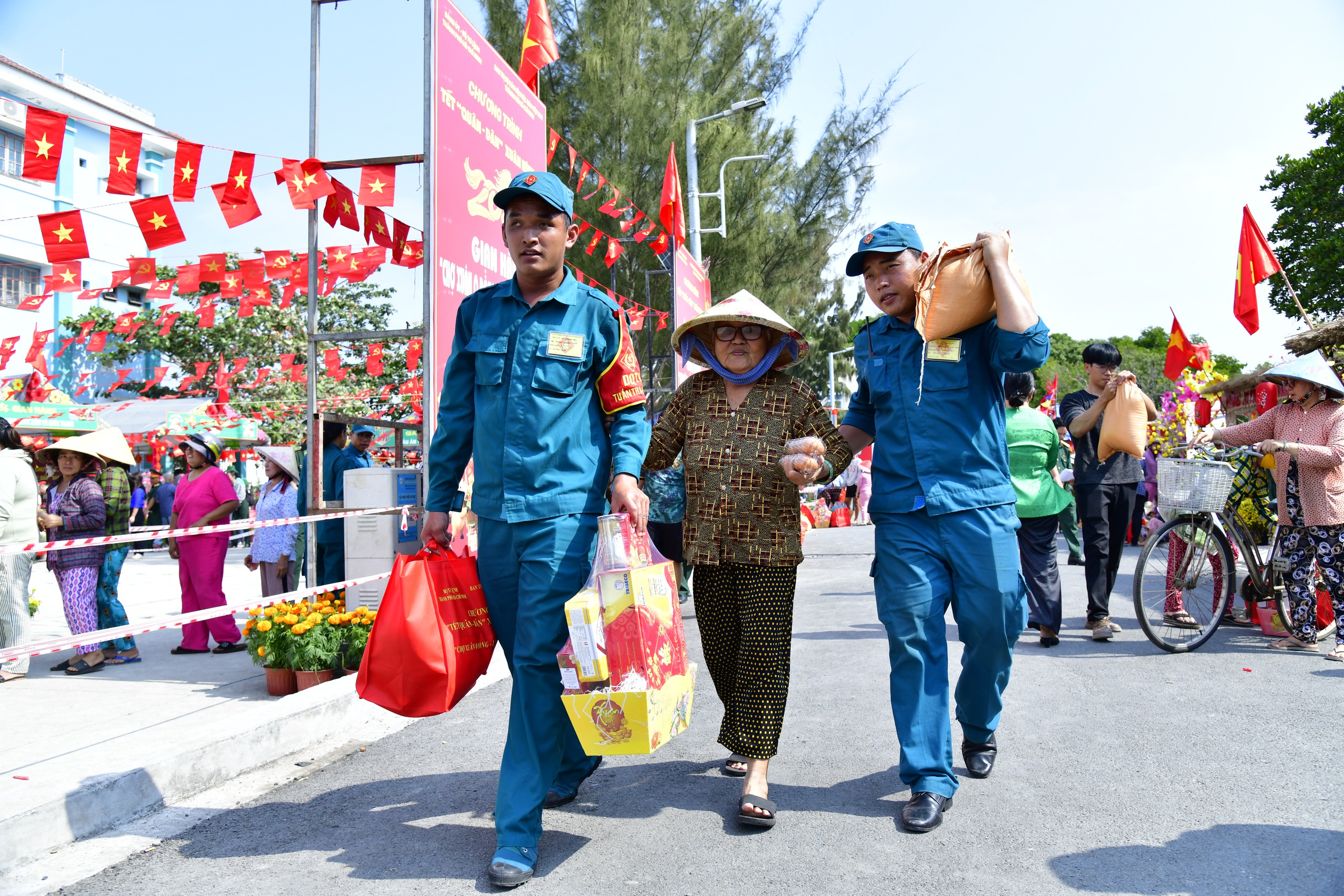 Bộ đội TP.HCM mang 'Tết quân dân' đến với bà con xã đảo Thạnh An- Ảnh 8.