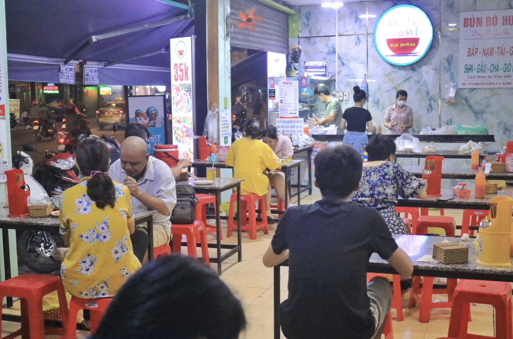 Thưởng tết bằng vàng 5 năm liền, chủ quán bún bò TP.HCM năm nay còn 'chơi lớn'?- Ảnh 1.