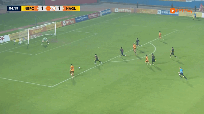 HAGL b&ugrave;ng nổ tuyệt vời, Ninh B&igrave;nh gục ng&atilde;: Trận thua thứ hai của Ho&agrave;ng Đức, chuyện g&igrave; đang xảy ra? - Ảnh 1.