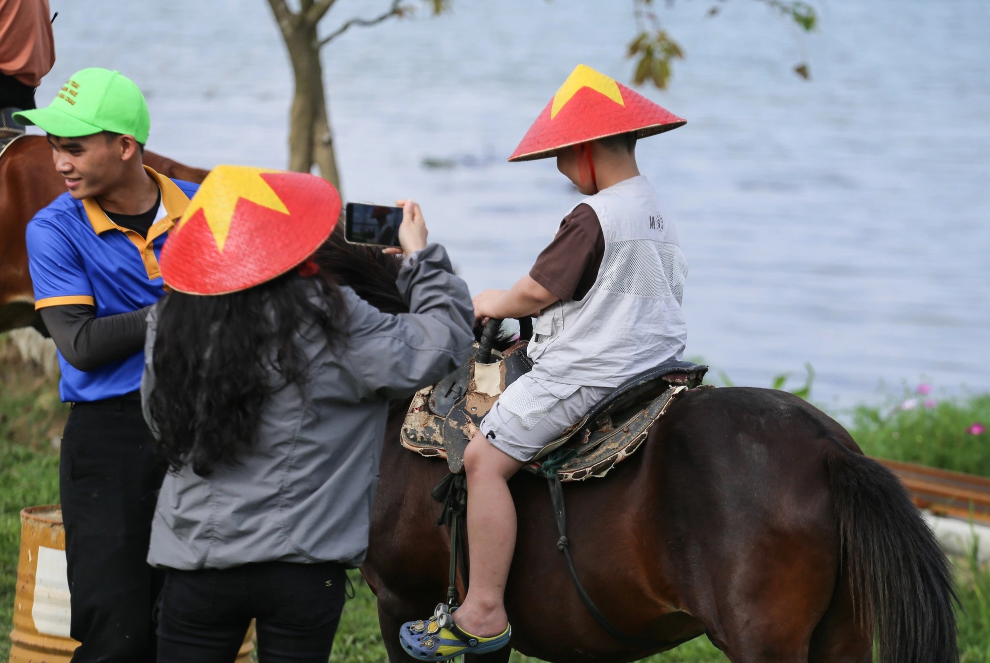 Chuyện 3 ch&uacute; ngựa 'mẫu ảnh': Ăn uống 'sang chảnh', lu&ocirc;n c&oacute; 4 cận vệ cạnh b&ecirc;n - Ảnh 2.
