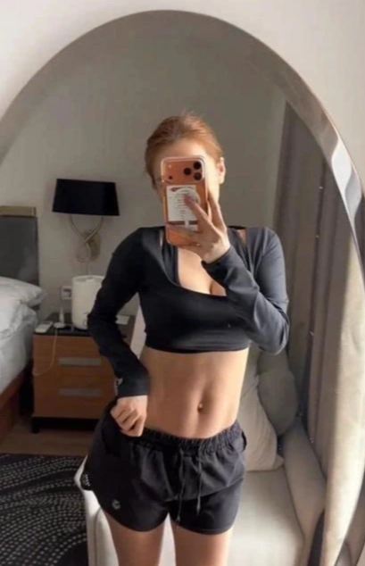 Nhã Phương khoe dáng gợi cảm sau khi sinh con lần 3 - Ảnh 1.