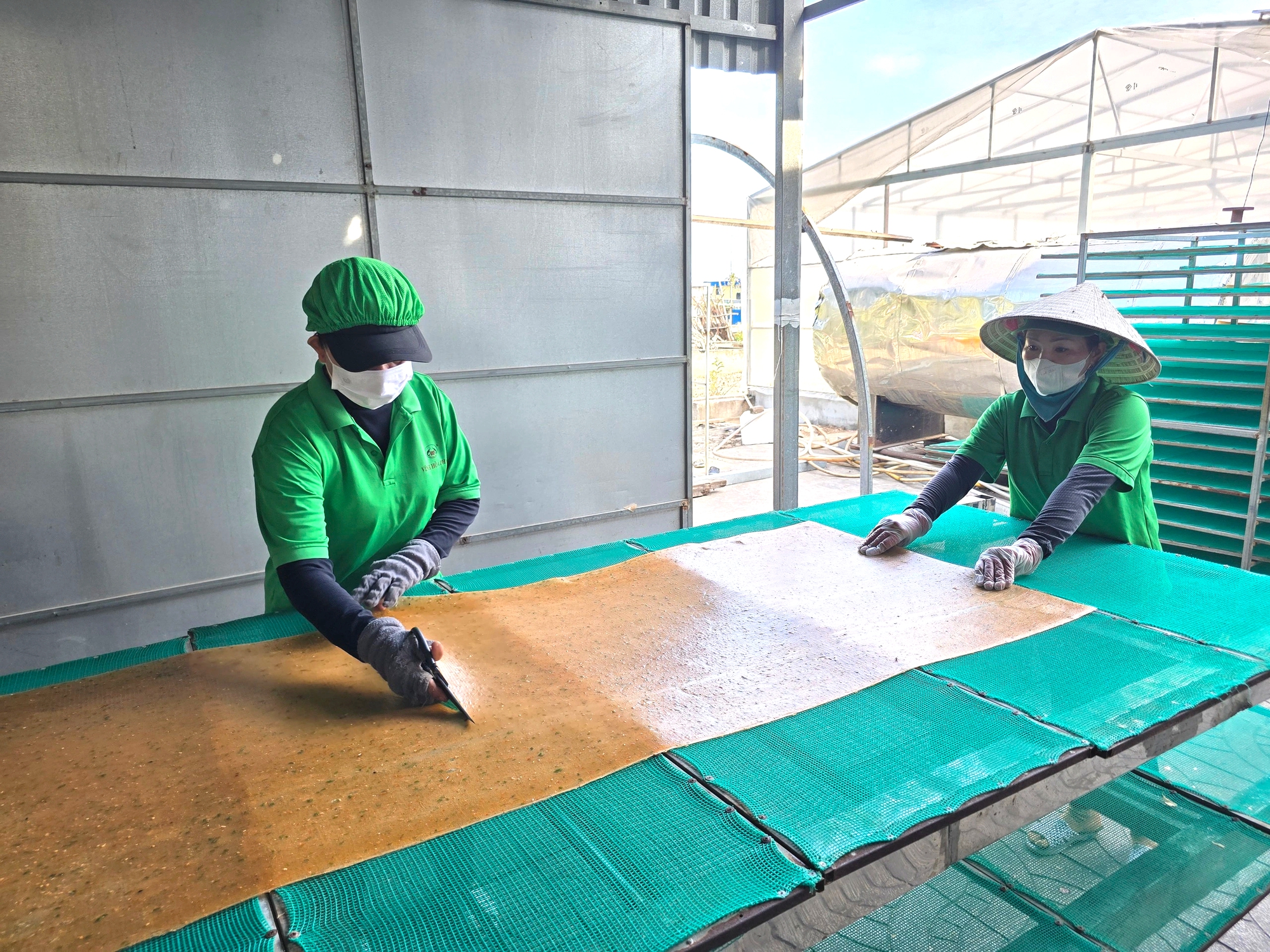 Cận tết, l&agrave;ng b&aacute;nh phồng t&ocirc;m ở C&agrave; Mau tăng tốc, đơn h&agrave;ng tăng 30%   - Ảnh 1.