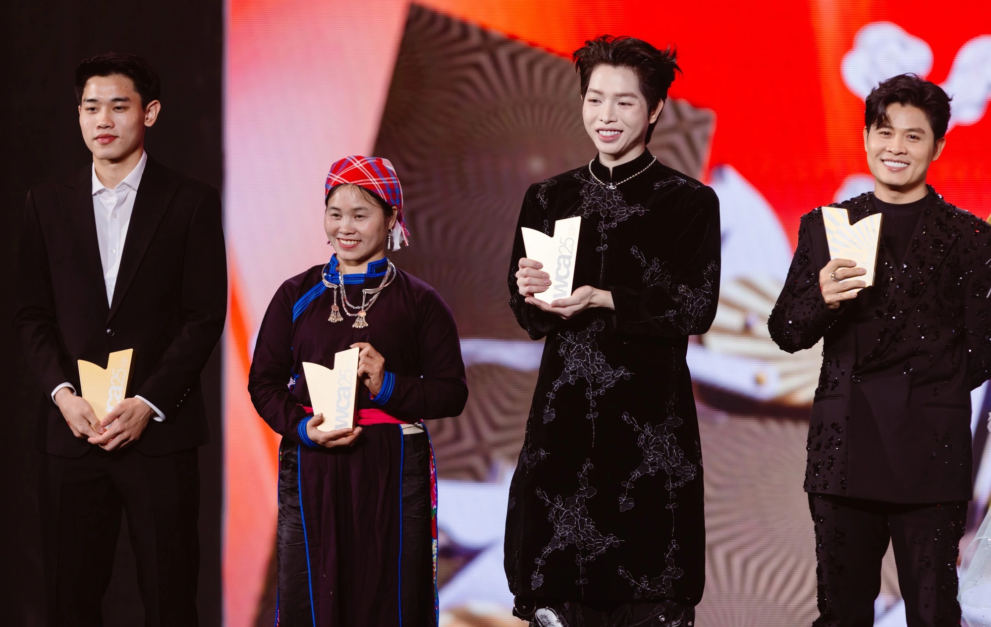 Nguyễn Văn Chung, Phương Mỹ Chi… đón tin vui, 'Mưa đỏ' lại thắng lớn

- Ảnh 8.