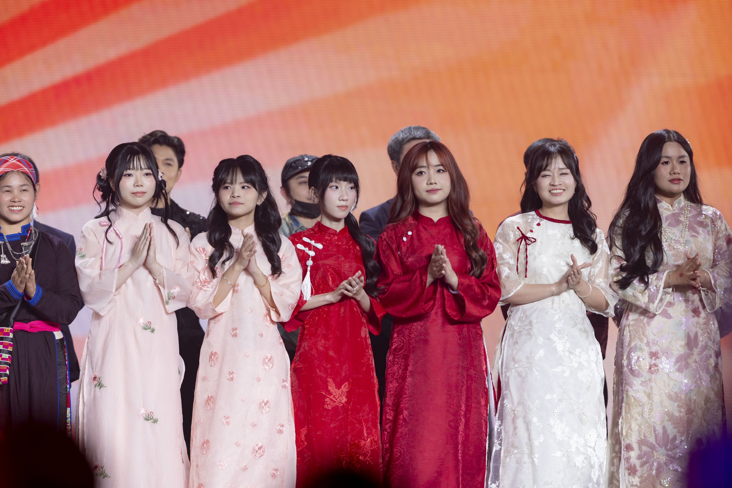 Nguyễn Văn Chung, Phương Mỹ Chi… đón tin vui, 'Mưa đỏ' lại thắng lớn

- Ảnh 4.