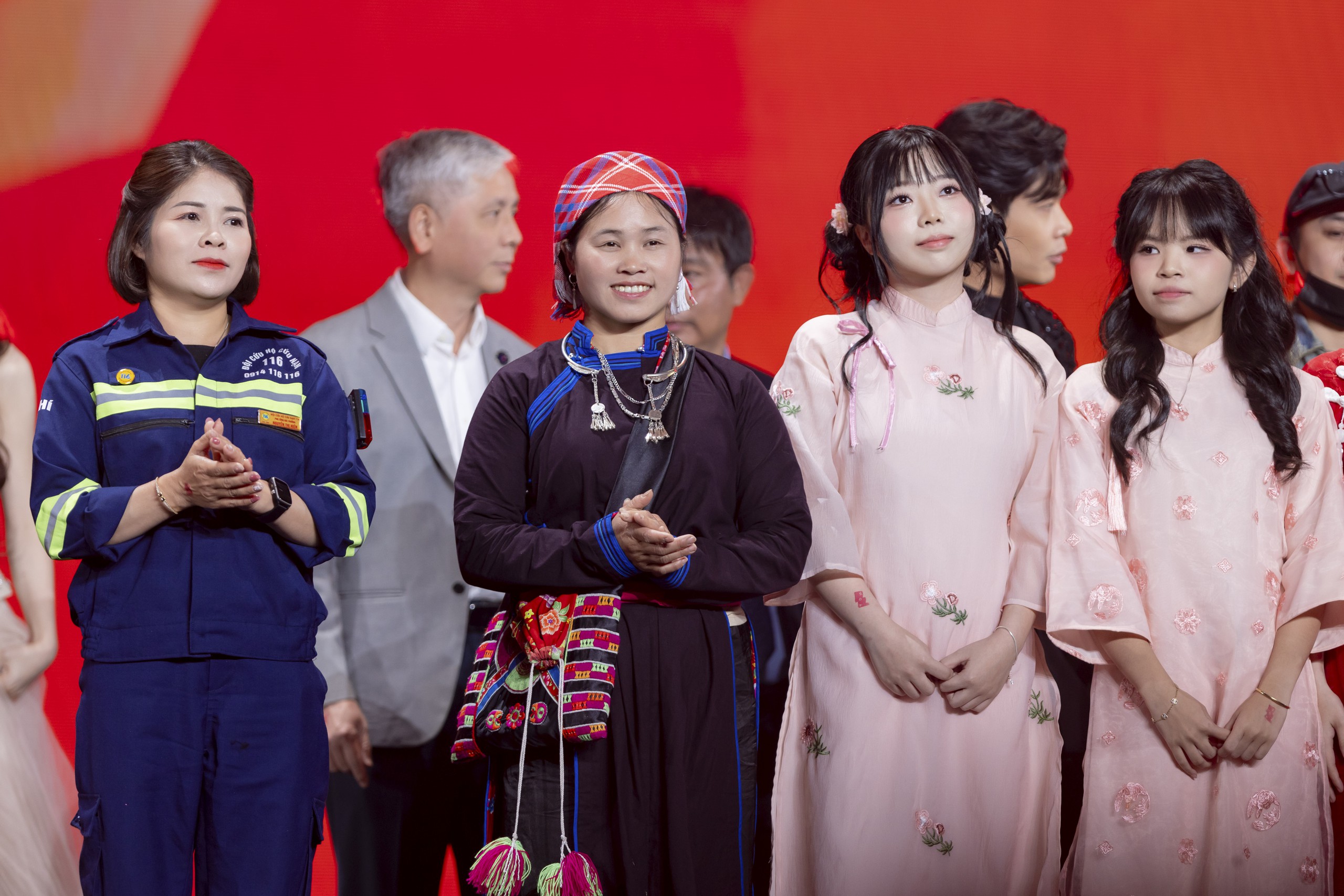 Nguyễn Văn Chung, Phương Mỹ Chi… đón tin vui, 'Mưa đỏ' lại thắng lớn

- Ảnh 2.