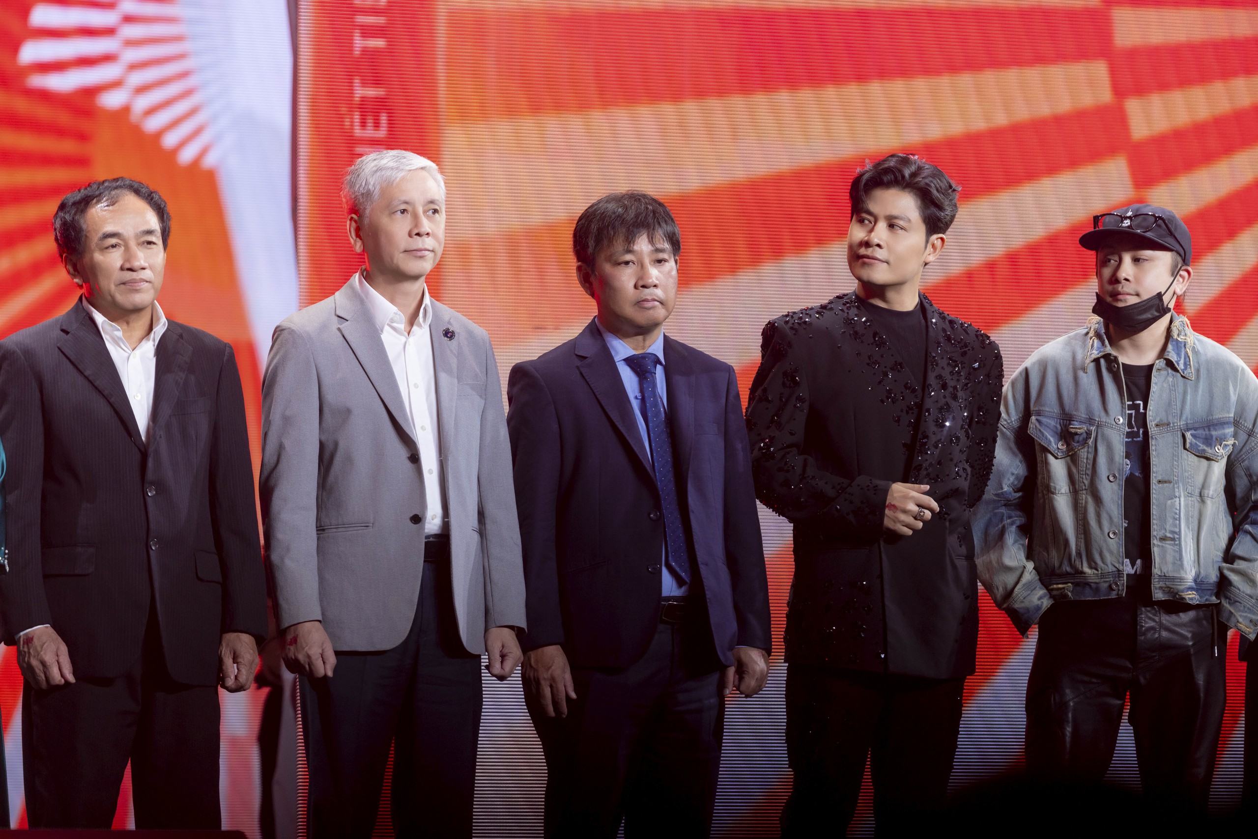 Nguyễn Văn Chung, Phương Mỹ Chi… đón tin vui, 'Mưa đỏ' lại thắng lớn

- Ảnh 1.