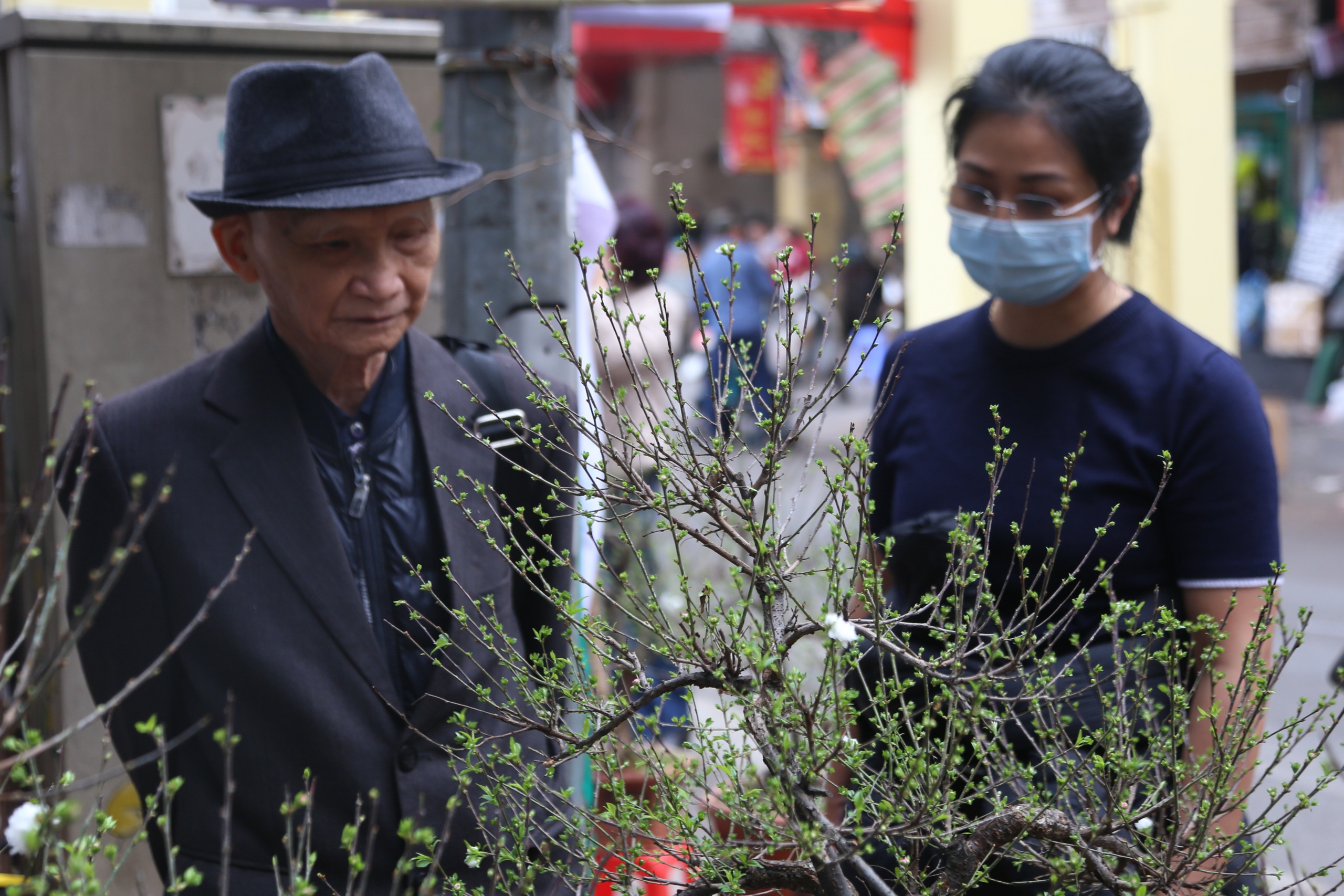 Người Hà Nội tìm về chợ hoa phố cổ mua sắm dịp cận tết - Ảnh 6.