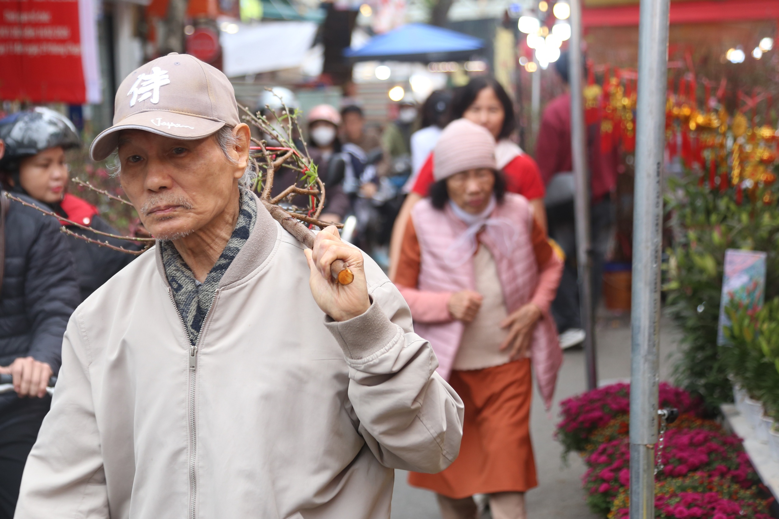 Người Hà Nội tìm về chợ hoa phố cổ mua sắm dịp cận tết - Ảnh 7.