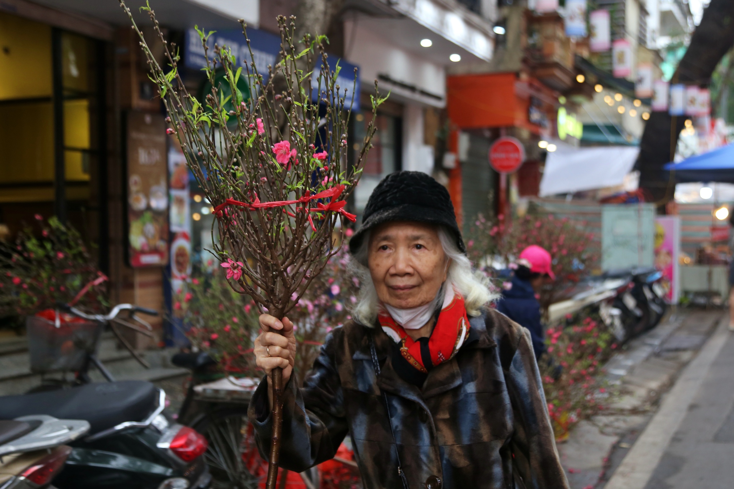 Người Hà Nội tìm về chợ hoa phố cổ mua sắm dịp cận tết - Ảnh 8.