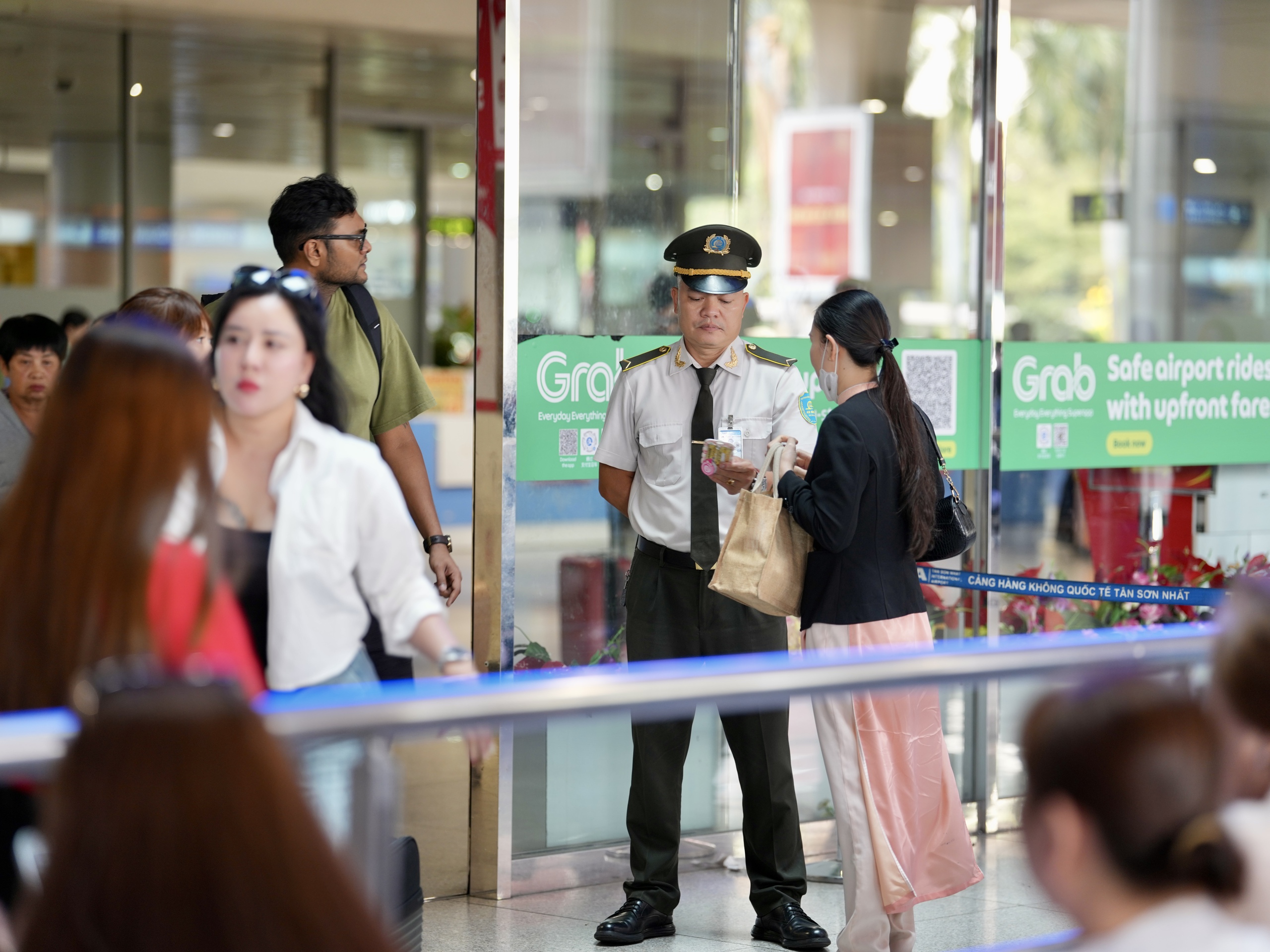 Xuy&ecirc;n đ&ecirc;m ở cửa ng&otilde; kh&ocirc;ng ngủ T&acirc;n Sơn Nhất cận Tết B&iacute;nh Ngọ- Ảnh 12.