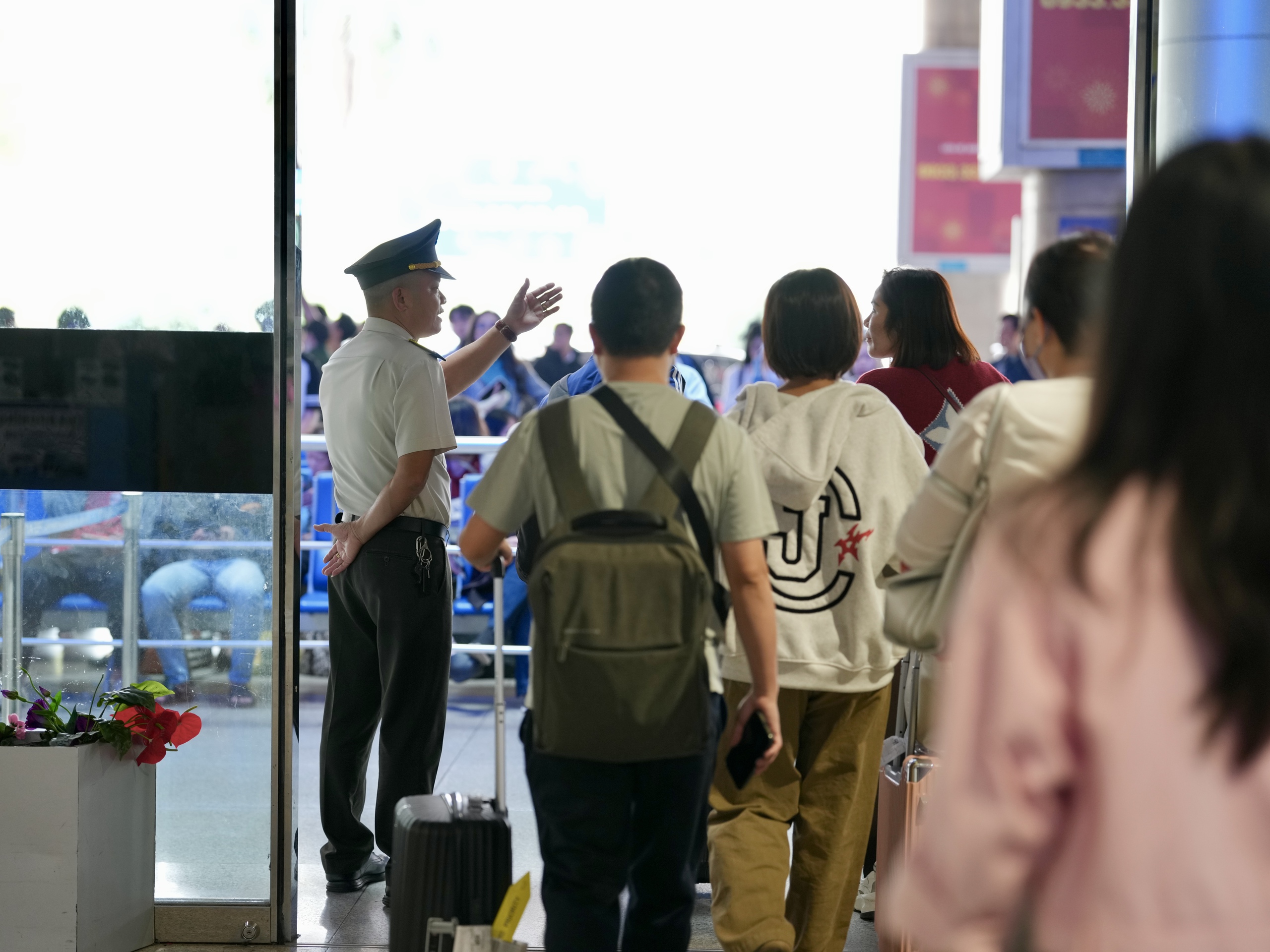 Xuy&ecirc;n đ&ecirc;m ở cửa ng&otilde; kh&ocirc;ng ngủ T&acirc;n Sơn Nhất cận Tết B&iacute;nh Ngọ- Ảnh 18.