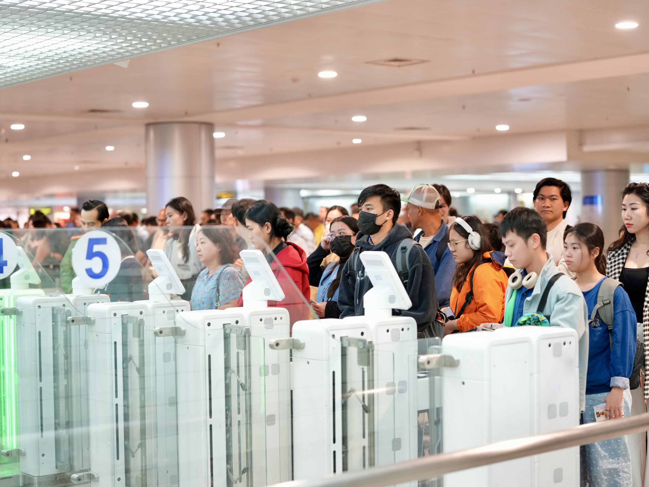 Xuy&ecirc;n đ&ecirc;m ở cửa ng&otilde; kh&ocirc;ng ngủ T&acirc;n Sơn Nhất cận Tết B&iacute;nh Ngọ- Ảnh 1.