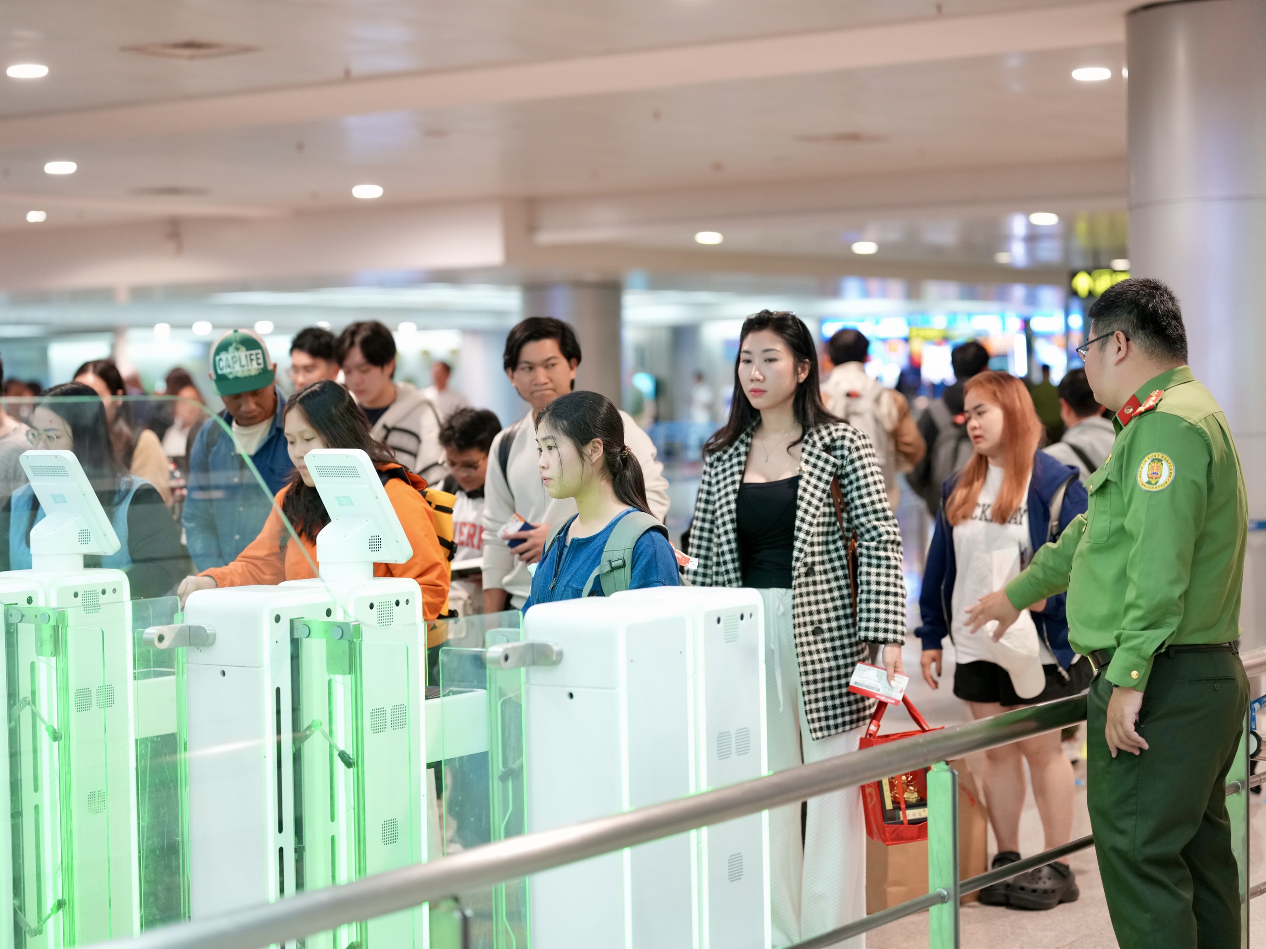 Xuy&ecirc;n đ&ecirc;m ở cửa ng&otilde; kh&ocirc;ng ngủ T&acirc;n Sơn Nhất cận Tết B&iacute;nh Ngọ- Ảnh 15.