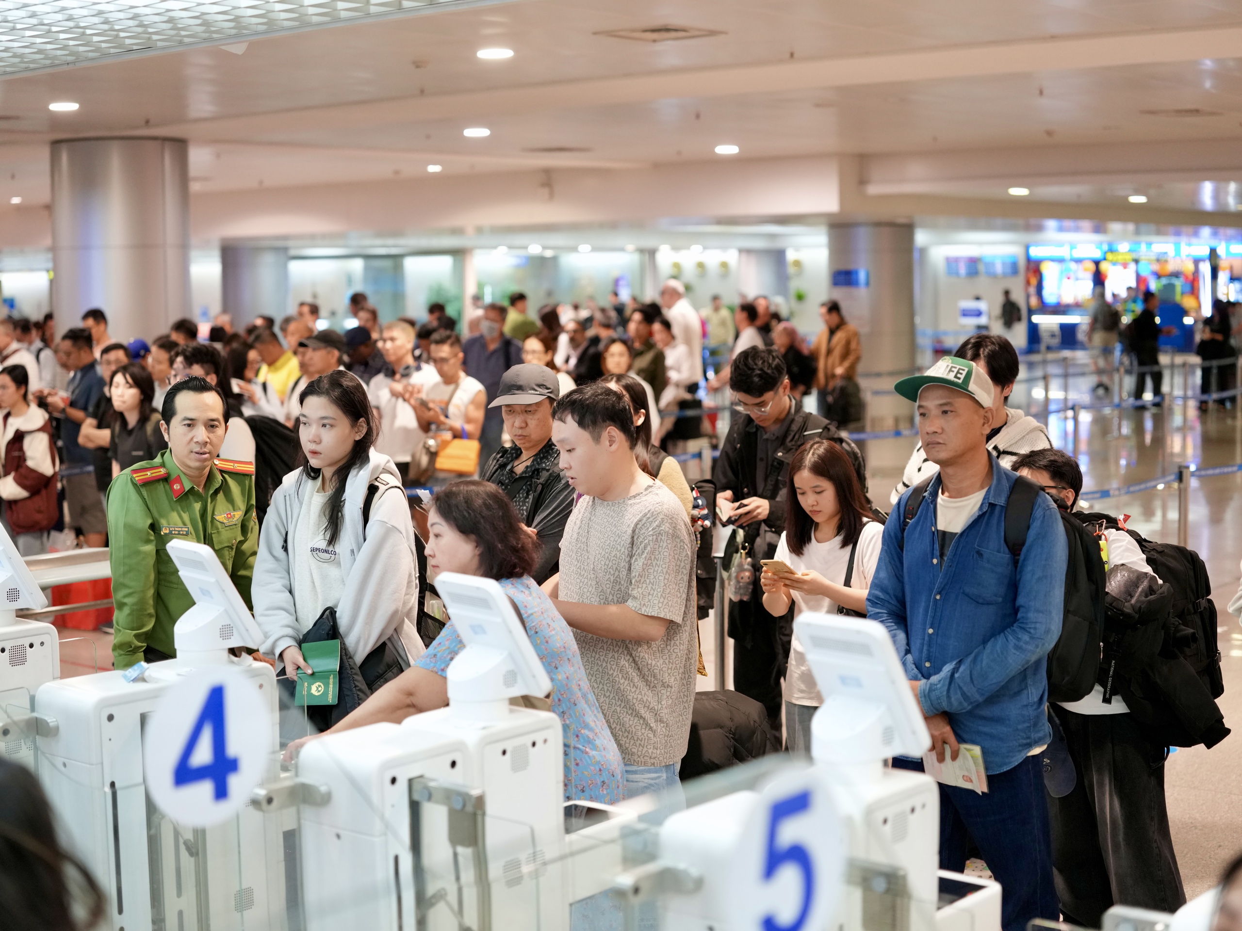 Xuy&ecirc;n đ&ecirc;m ở cửa ng&otilde; kh&ocirc;ng ngủ T&acirc;n Sơn Nhất cận Tết B&iacute;nh Ngọ- Ảnh 3.