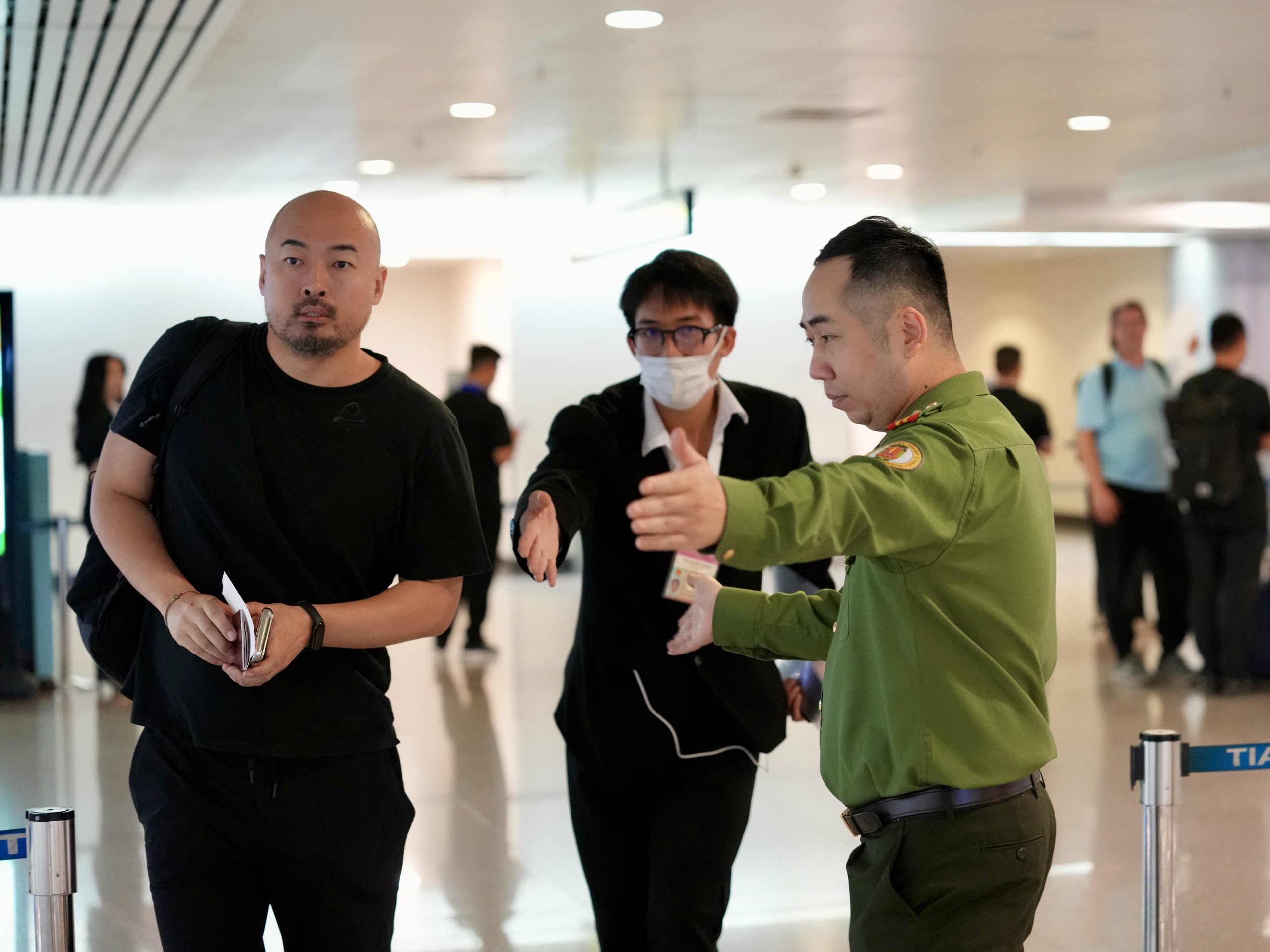 Xuy&ecirc;n đ&ecirc;m ở cửa ng&otilde; kh&ocirc;ng ngủ T&acirc;n Sơn Nhất cận Tết B&iacute;nh Ngọ- Ảnh 21.