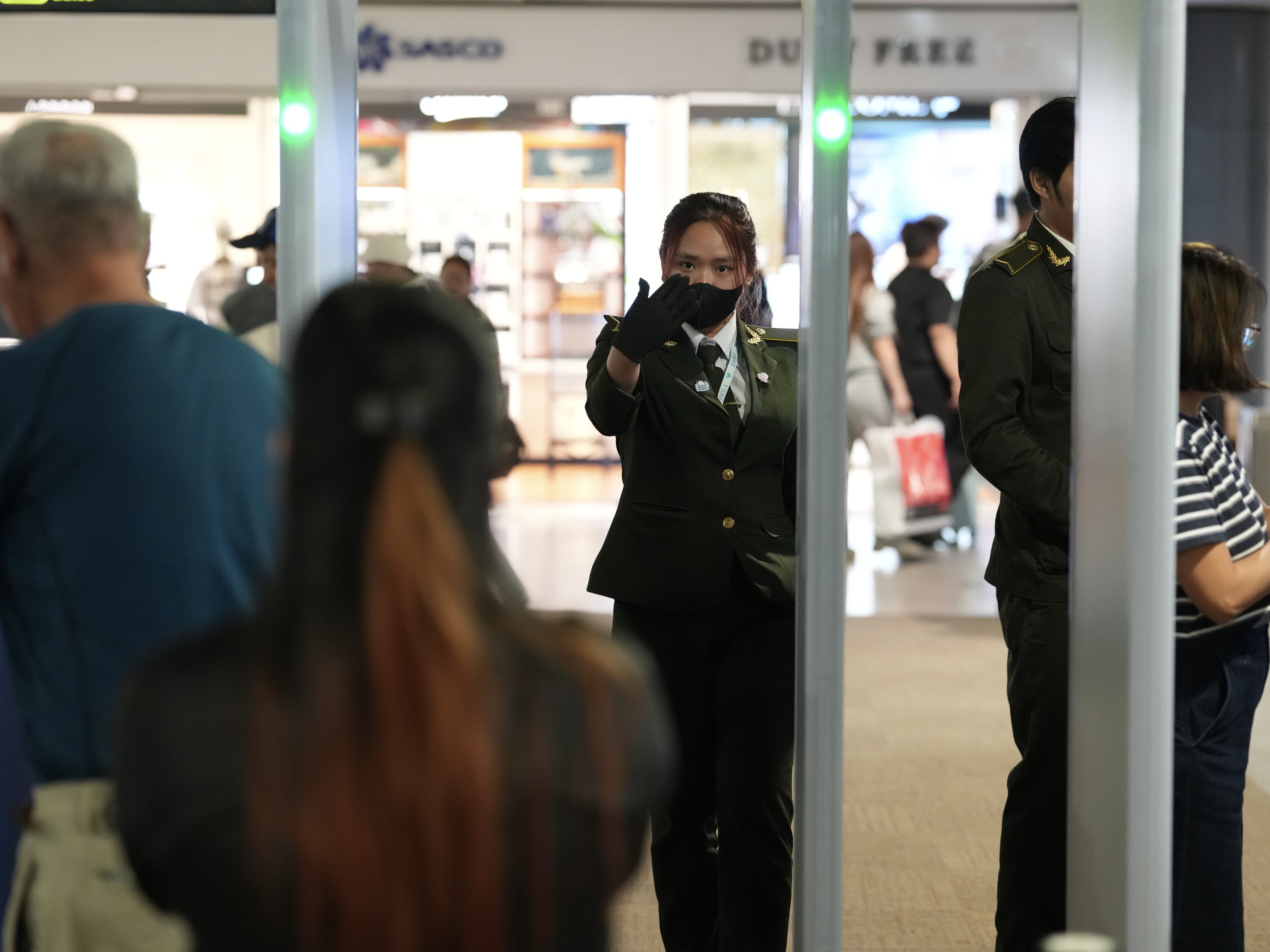 Xuy&ecirc;n đ&ecirc;m ở cửa ng&otilde; kh&ocirc;ng ngủ T&acirc;n Sơn Nhất cận Tết B&iacute;nh Ngọ- Ảnh 6.