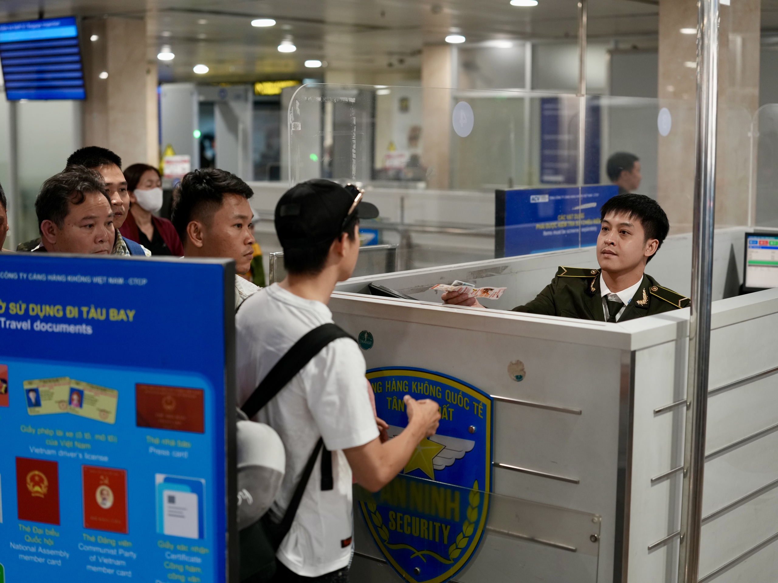 Xuy&ecirc;n đ&ecirc;m ở cửa ng&otilde; kh&ocirc;ng ngủ T&acirc;n Sơn Nhất cận Tết B&iacute;nh Ngọ- Ảnh 16.