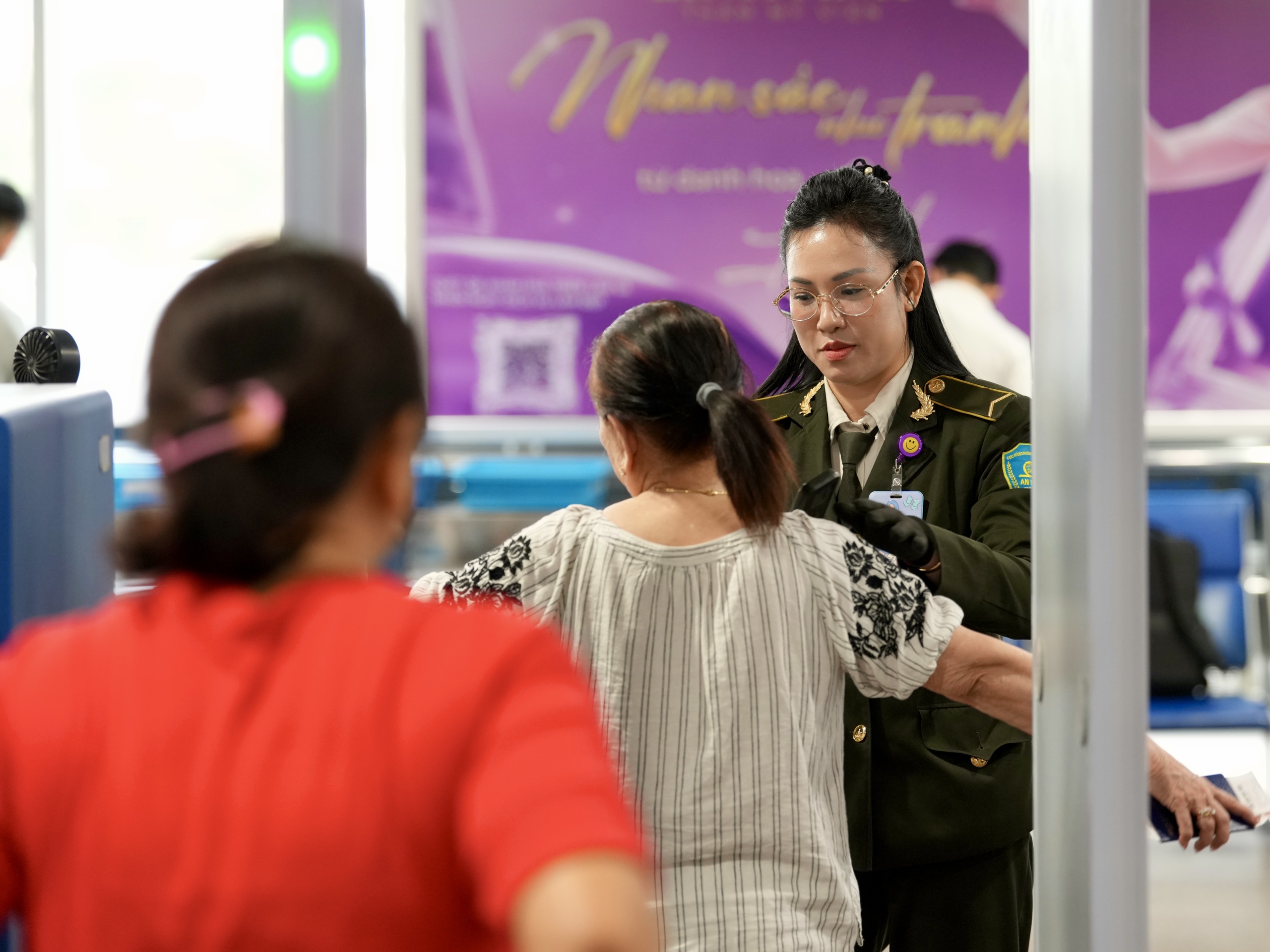 Xuy&ecirc;n đ&ecirc;m ở cửa ng&otilde; kh&ocirc;ng ngủ T&acirc;n Sơn Nhất cận Tết B&iacute;nh Ngọ- Ảnh 20.