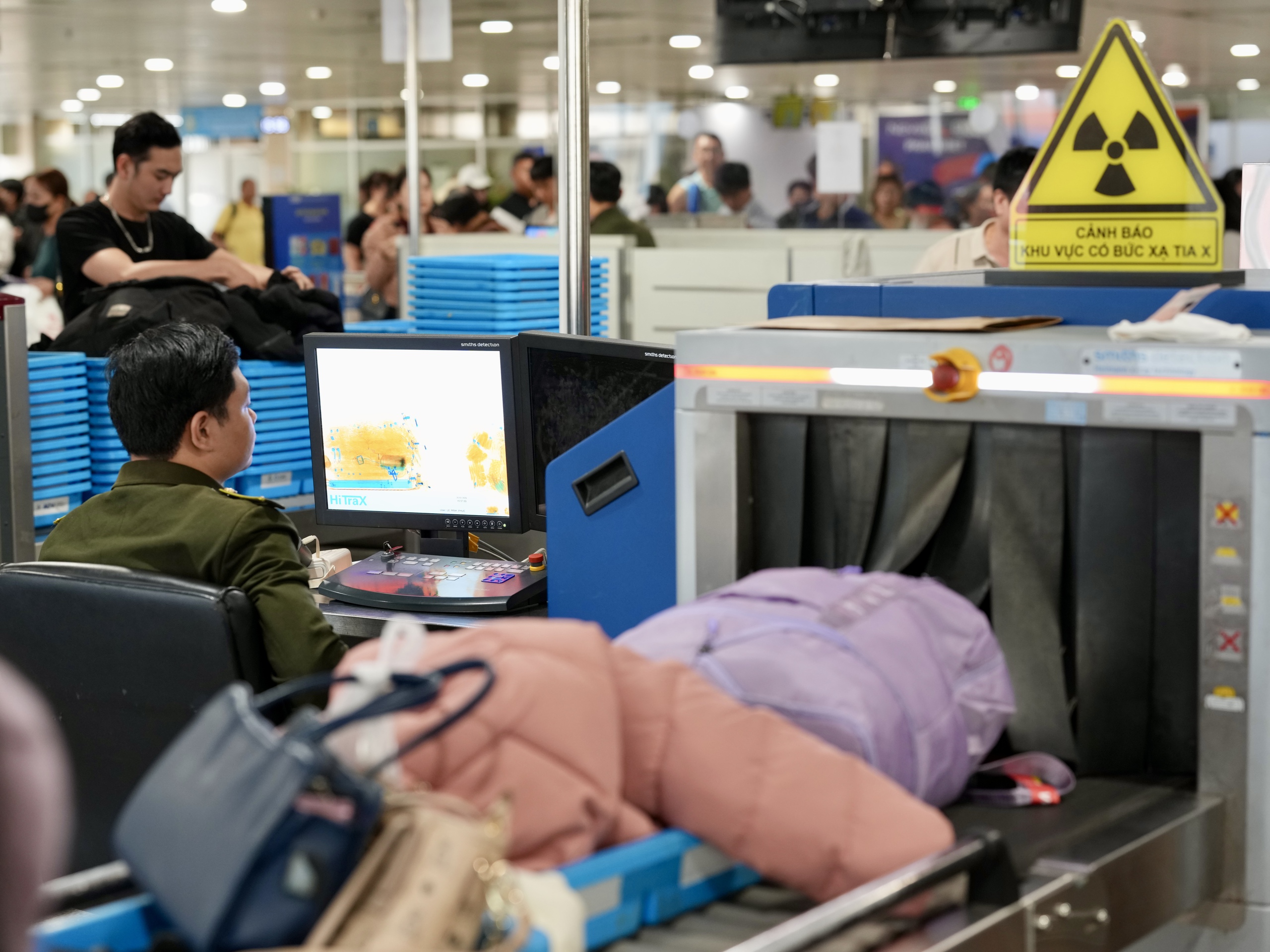 Xuy&ecirc;n đ&ecirc;m ở cửa ng&otilde; kh&ocirc;ng ngủ T&acirc;n Sơn Nhất cận Tết B&iacute;nh Ngọ- Ảnh 14.