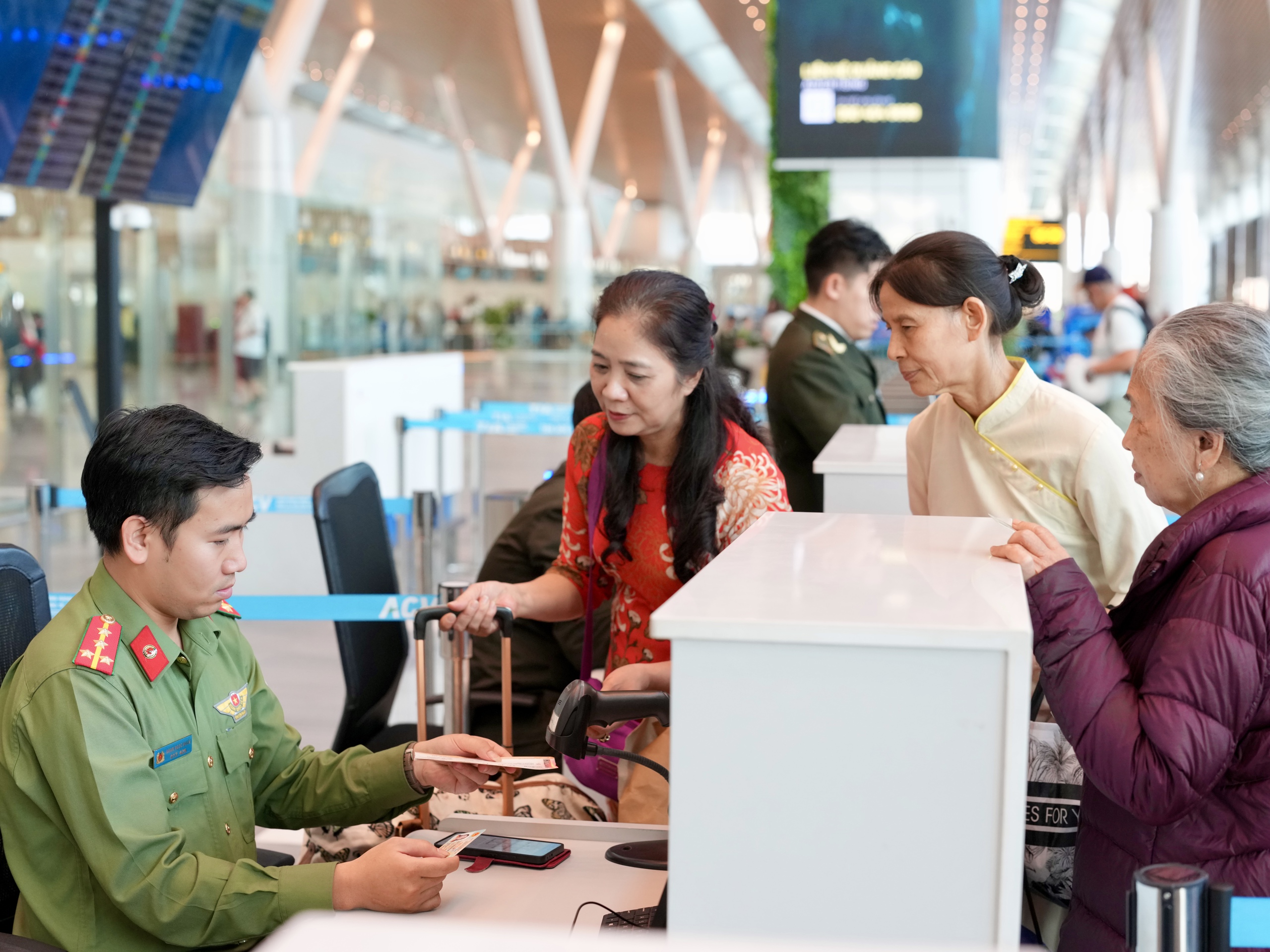 Xuy&ecirc;n đ&ecirc;m ở cửa ng&otilde; kh&ocirc;ng ngủ T&acirc;n Sơn Nhất cận Tết B&iacute;nh Ngọ- Ảnh 8.