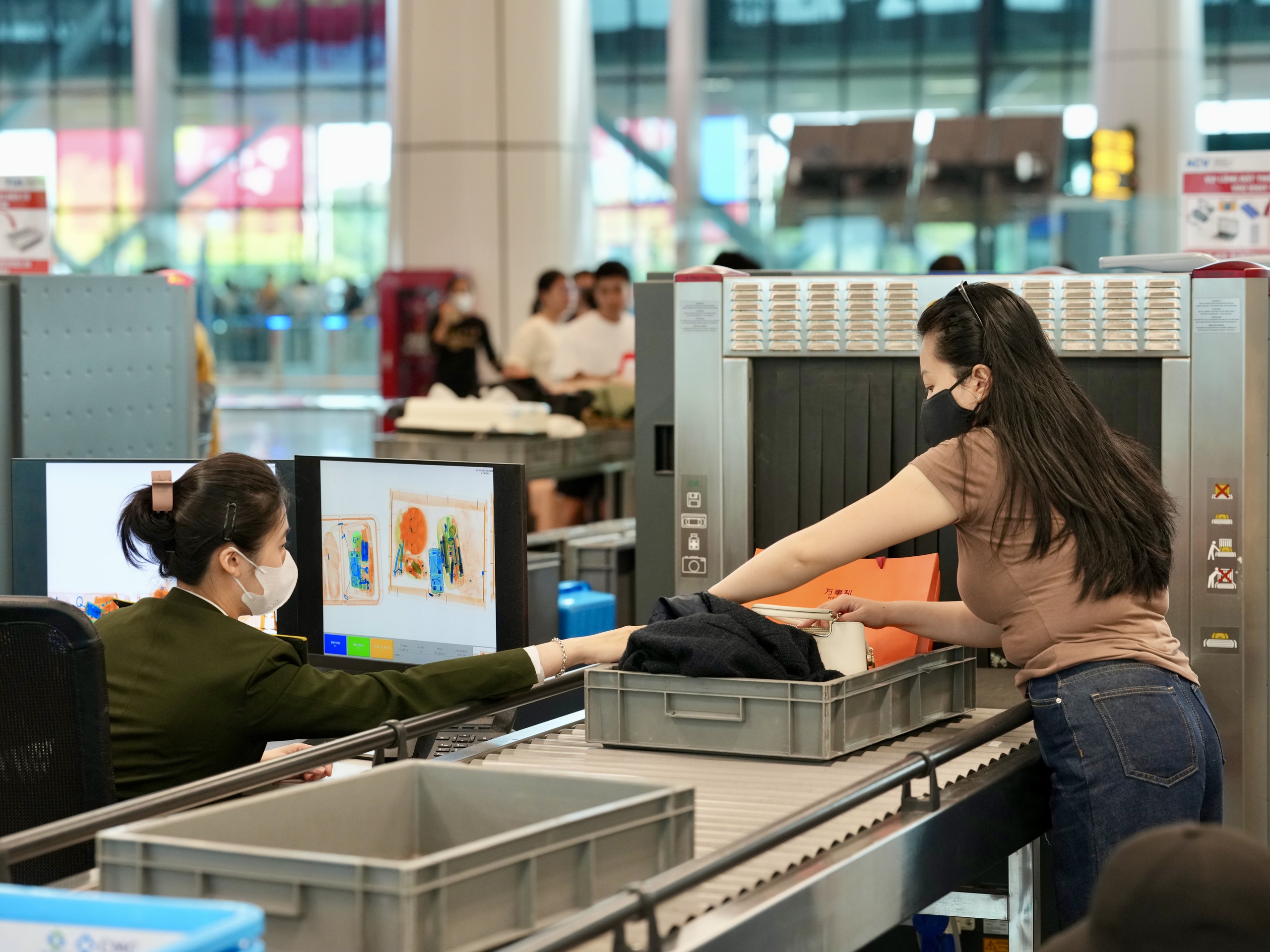 Xuy&ecirc;n đ&ecirc;m ở cửa ng&otilde; kh&ocirc;ng ngủ T&acirc;n Sơn Nhất cận Tết B&iacute;nh Ngọ- Ảnh 7.