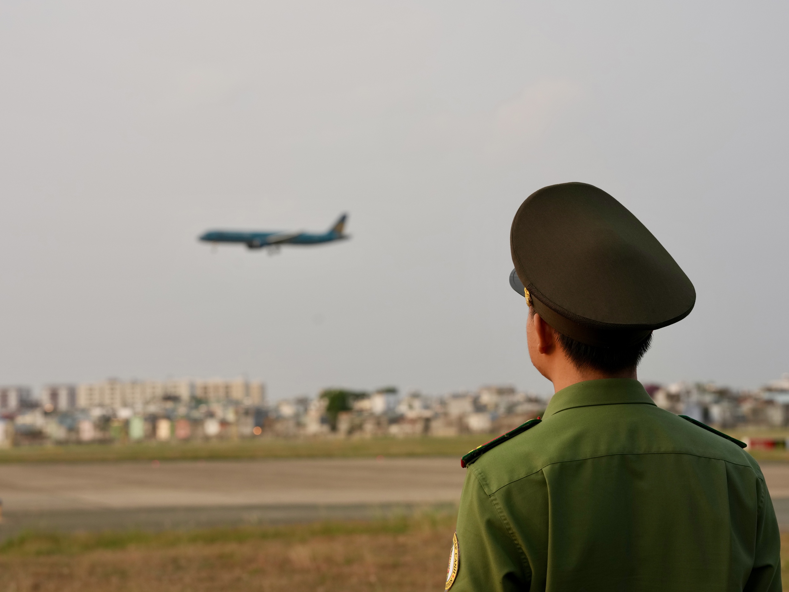 Xuy&ecirc;n đ&ecirc;m ở cửa ng&otilde; kh&ocirc;ng ngủ T&acirc;n Sơn Nhất cận Tết B&iacute;nh Ngọ- Ảnh 9.