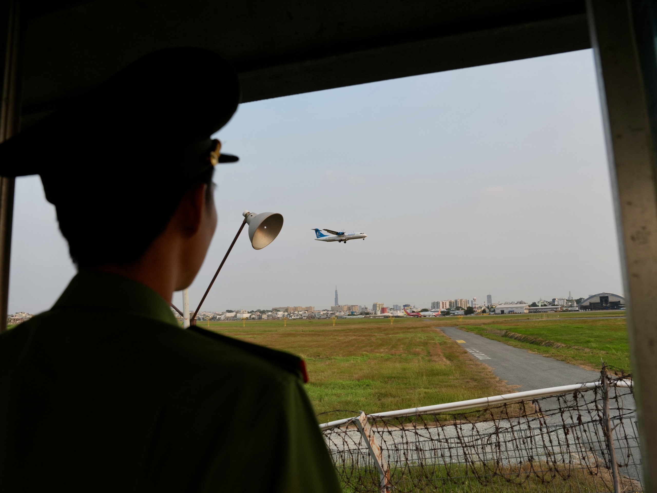 Xuy&ecirc;n đ&ecirc;m ở cửa ng&otilde; kh&ocirc;ng ngủ T&acirc;n Sơn Nhất cận Tết B&iacute;nh Ngọ- Ảnh 22.